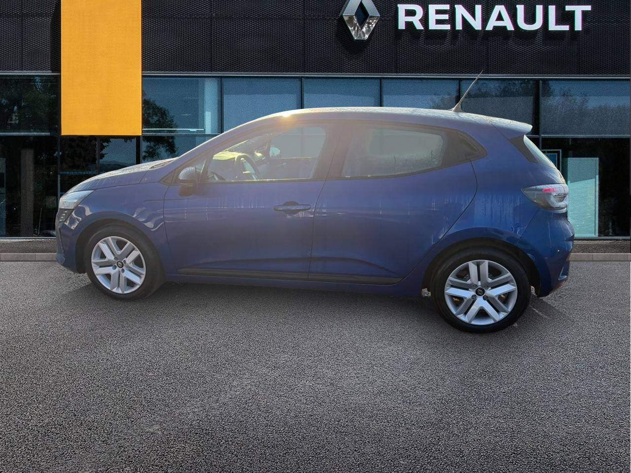 Vente en ligne Renault Clio 5 Clio TCe 90 au prix de 15 990 €