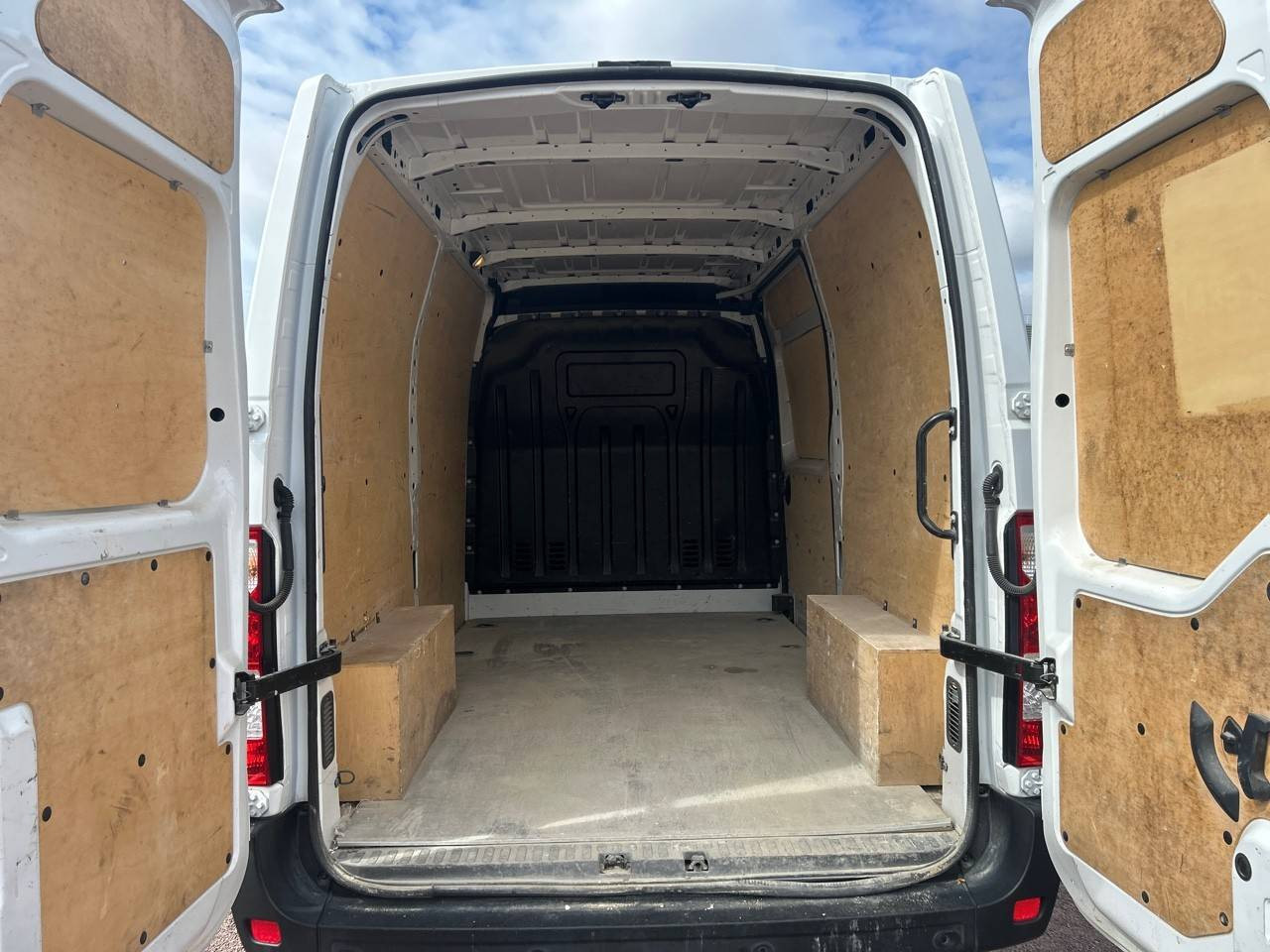 Vente en ligne Renault Master Fourgon MASTER FGN TRAC F3500 L2H2 DCI 135 au prix de 19 890 €