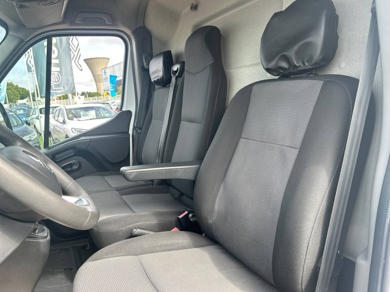 Vente en ligne Renault Master Fourgon MASTER FGN TRAC F3500 L2H2 DCI 135 au prix de 19 890 €