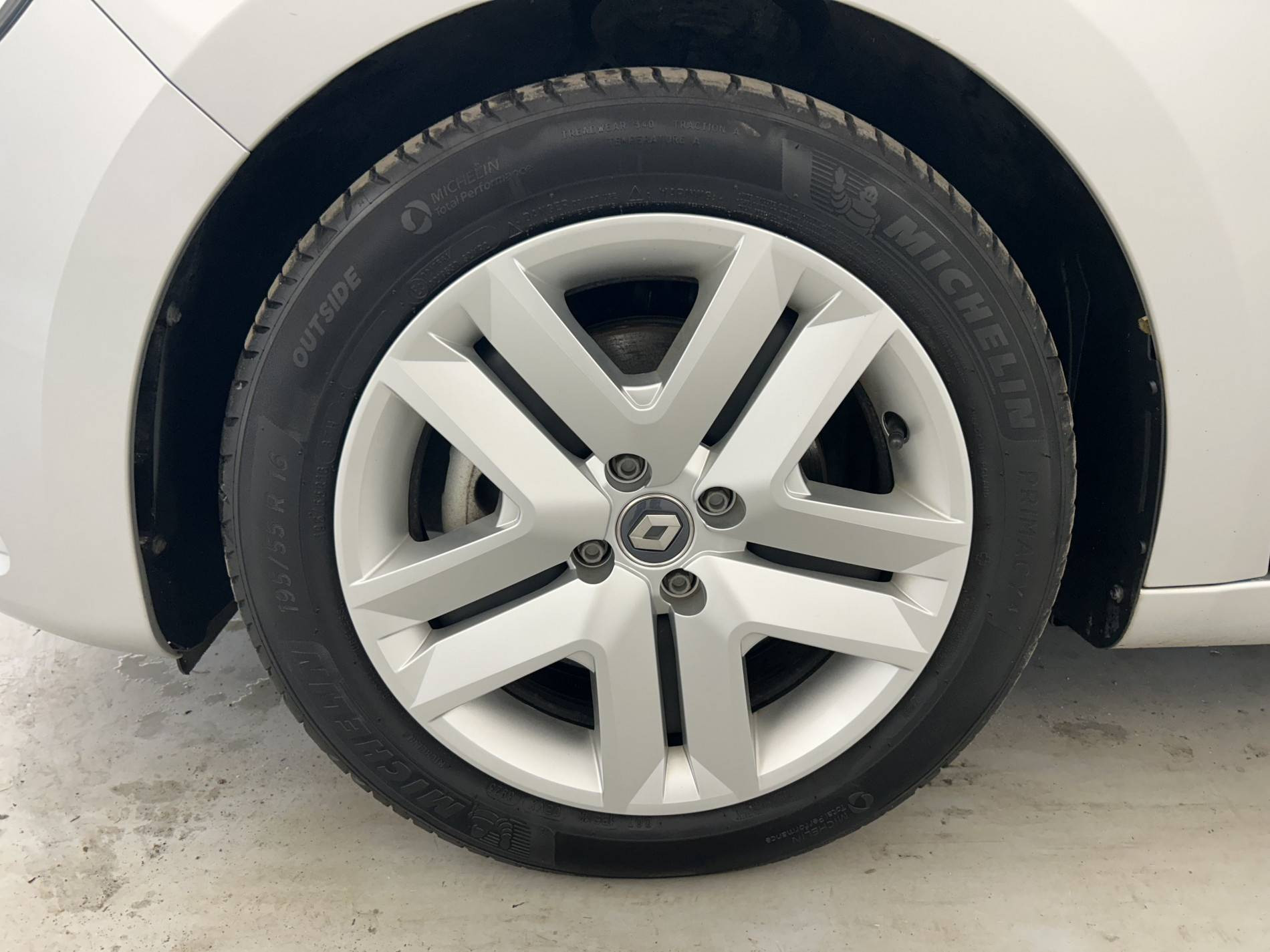 Vente en ligne Renault Clio 5 Clio E-Tech 140 - 21 au prix de 13 790 €