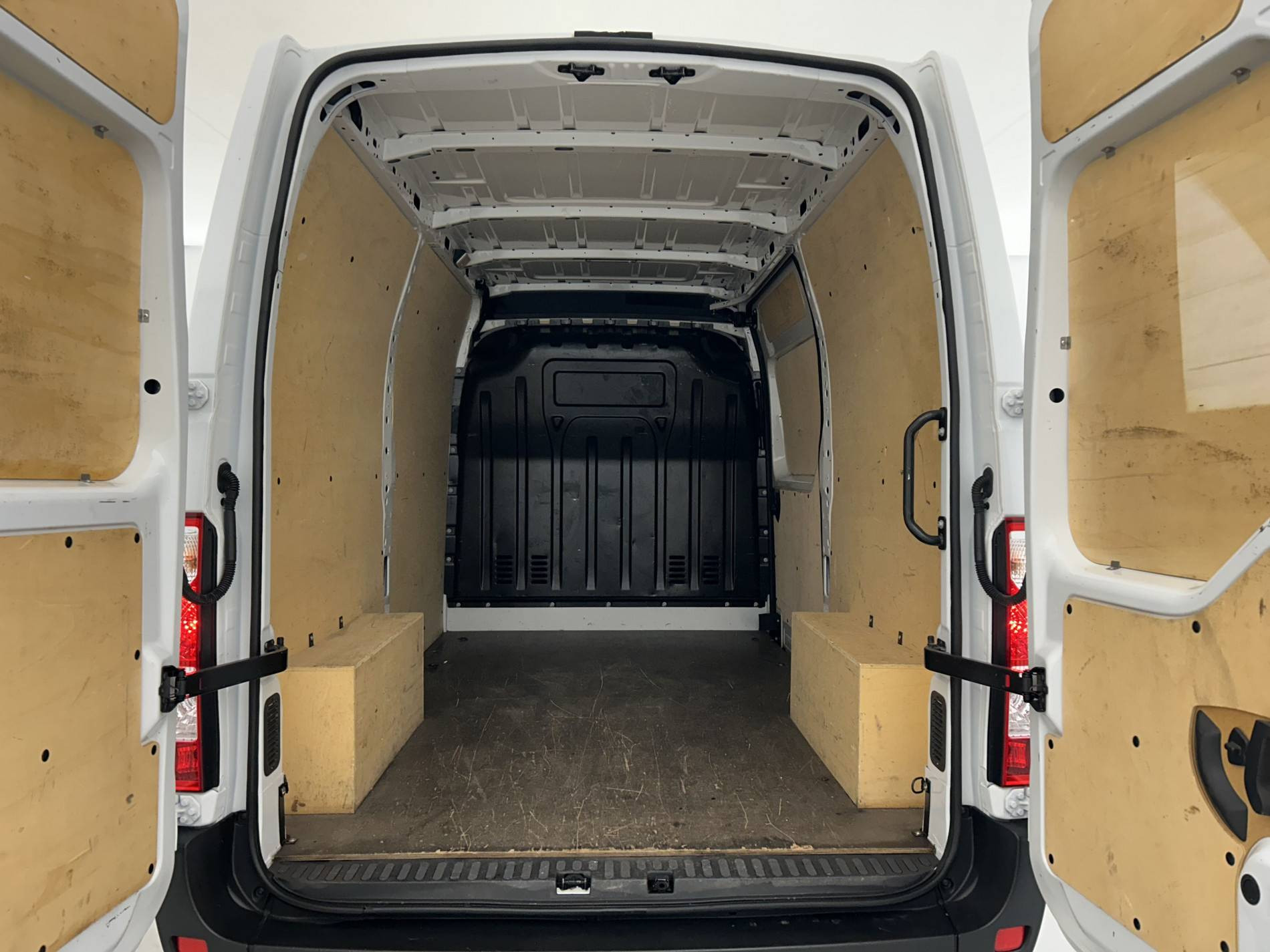 Vente en ligne Renault Master Fourgon MASTER FGN TRAC F3500 L2H2 BLUE DCI 135 au prix de 27 390 €