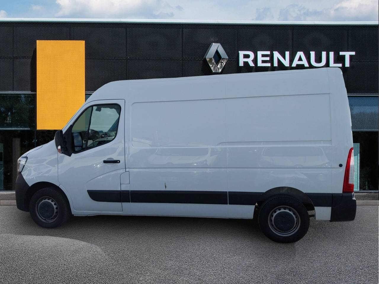 Vente en ligne Renault Master Fourgon MASTER FGN TRAC F3500 L2H2 BLUE DCI 135 au prix de 26 490 €
