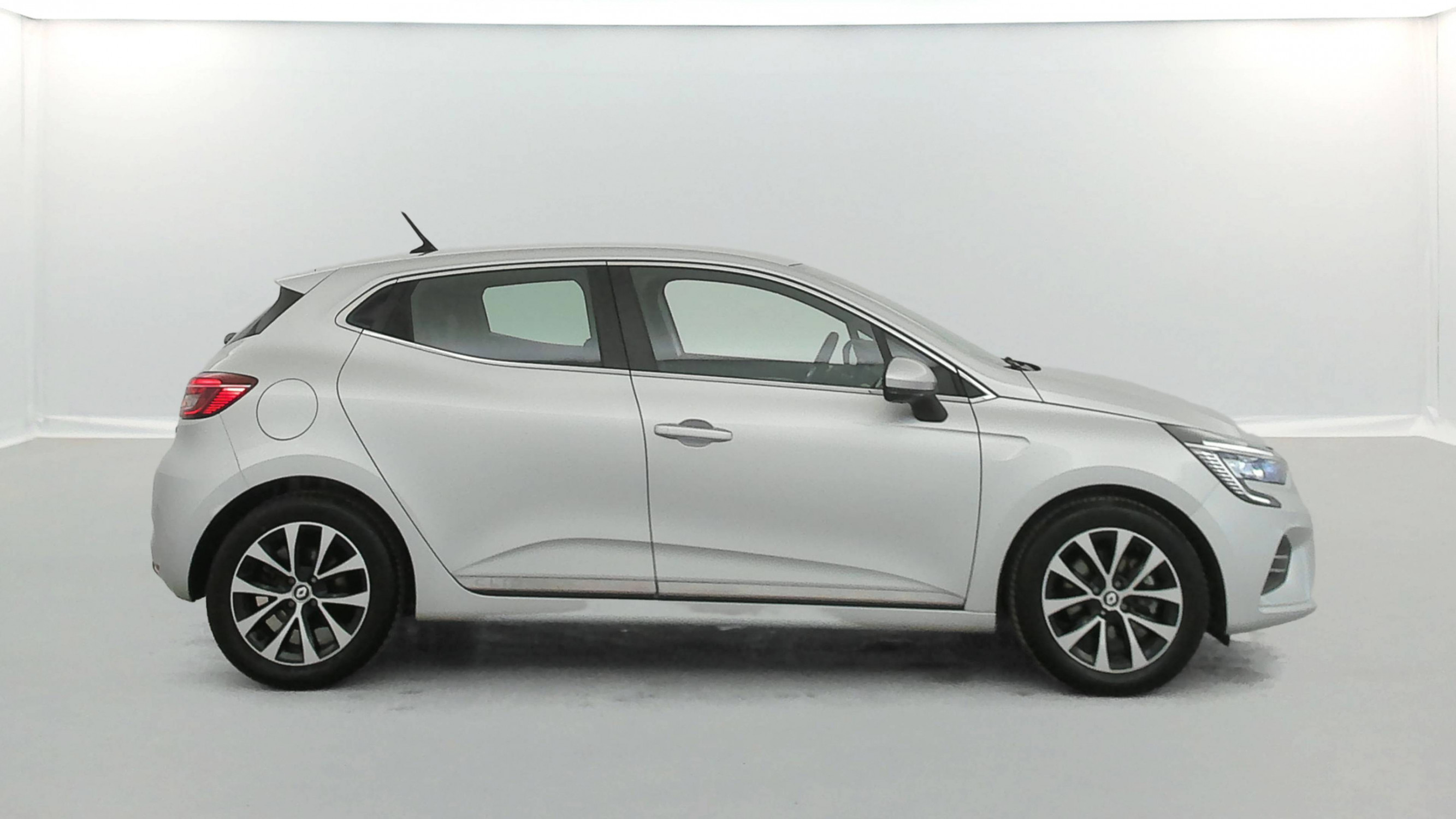 Vente en ligne Renault Clio 5 Clio E-Tech 140 - 21N au prix de 18 590 €