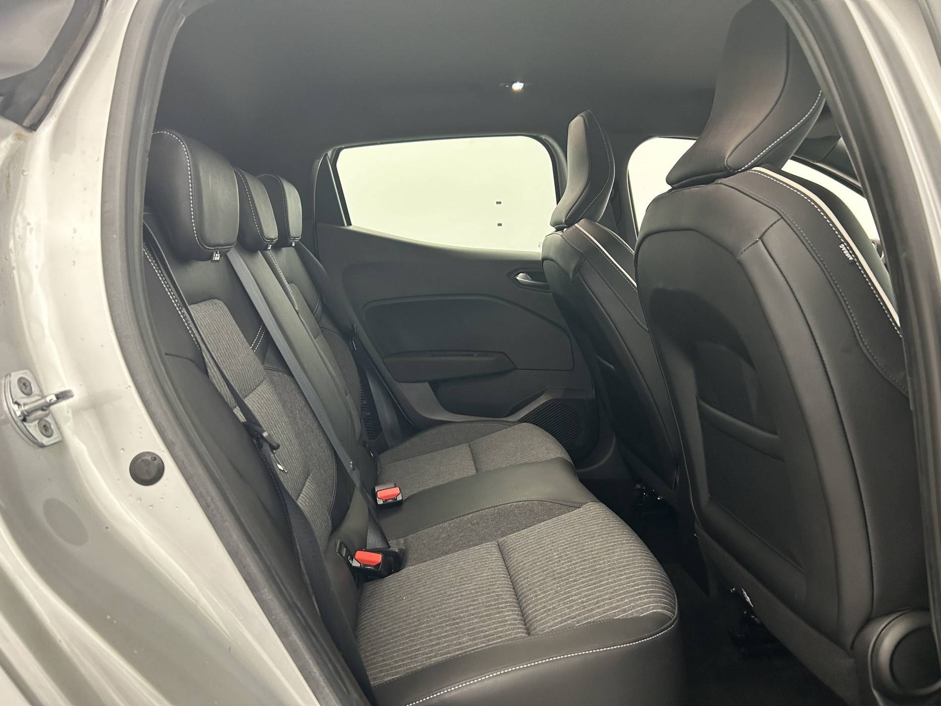 Vente en ligne Renault Clio 5 Clio E-Tech 140 - 21N au prix de 18 590 €