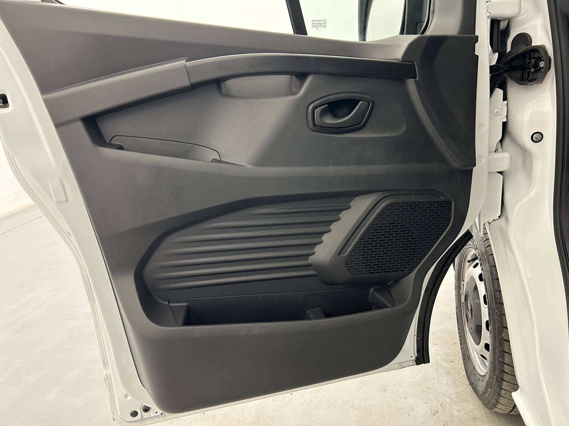 Vente en ligne Renault Trafic 3 Fourgon TRAFIC FGN L1H1 3000 KG BLUE DCI 130 au prix de 24 990 €