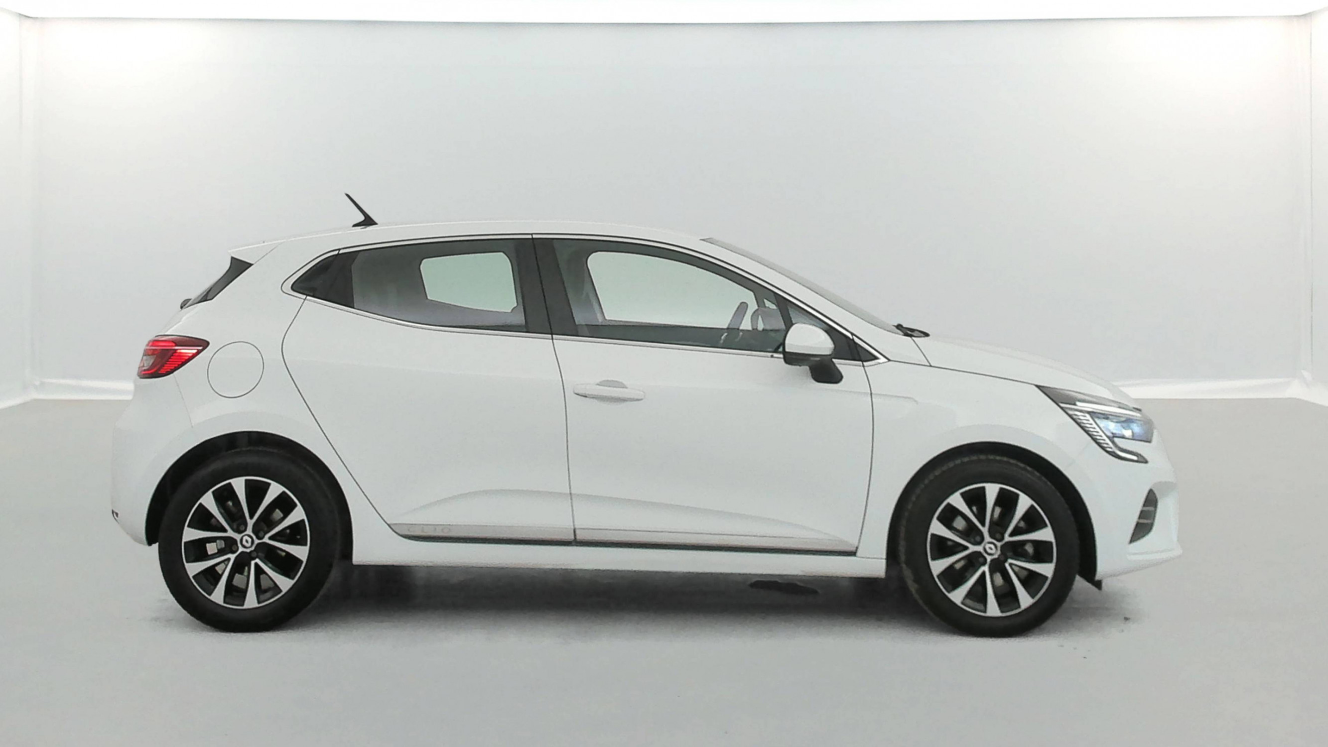 Vente en ligne Renault Clio 5 Clio TCe 140 - 21N au prix de 16 590 €