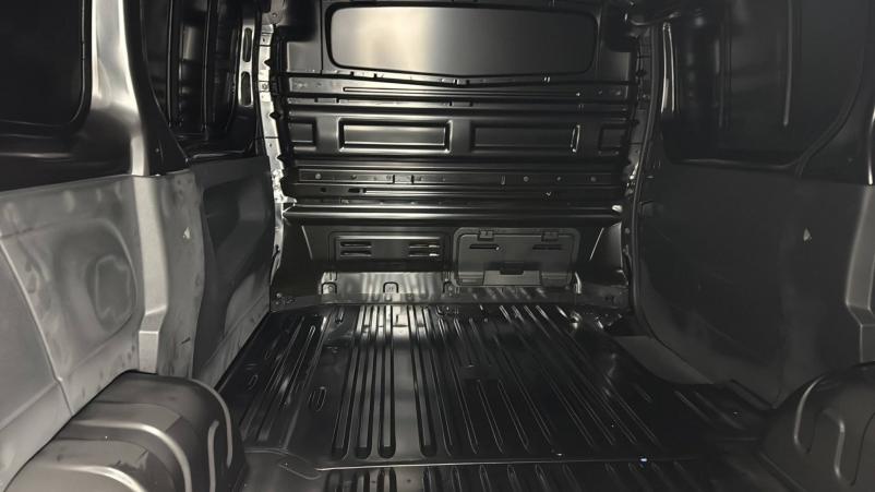 Vente en ligne Renault Trafic 3 Fourgon TRAFIC FGN L1H1 2T8 BLUE DCI 130 GSR2 au prix de 28 990 €
