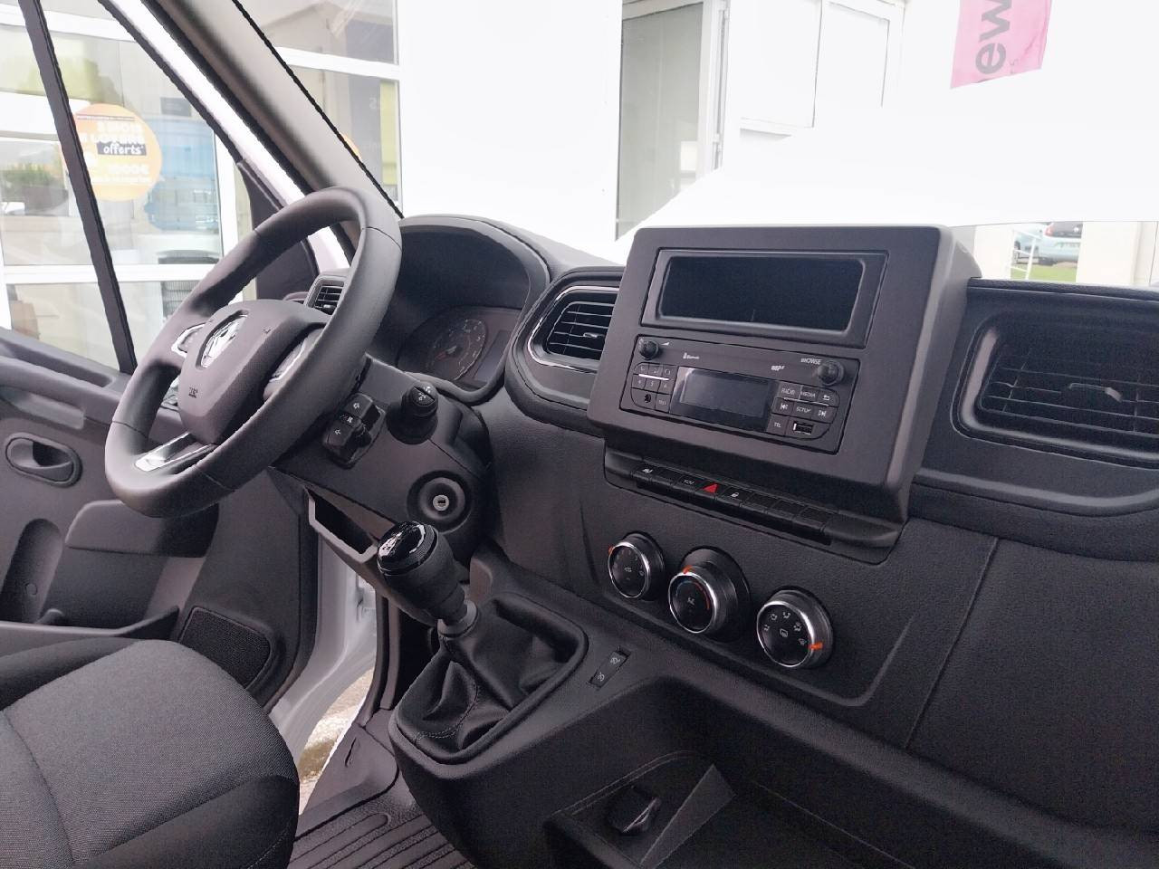 Vente en ligne Renault Master Fourgon MASTER FGN TRAC F3300 L2H2 BLUE DCI 135 au prix de 27 990 €