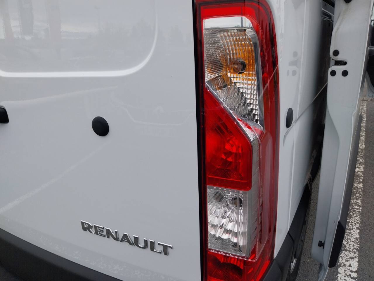 Vente en ligne Renault Master Fourgon MASTER FGN TRAC F3300 L2H2 BLUE DCI 135 au prix de 27 990 €
