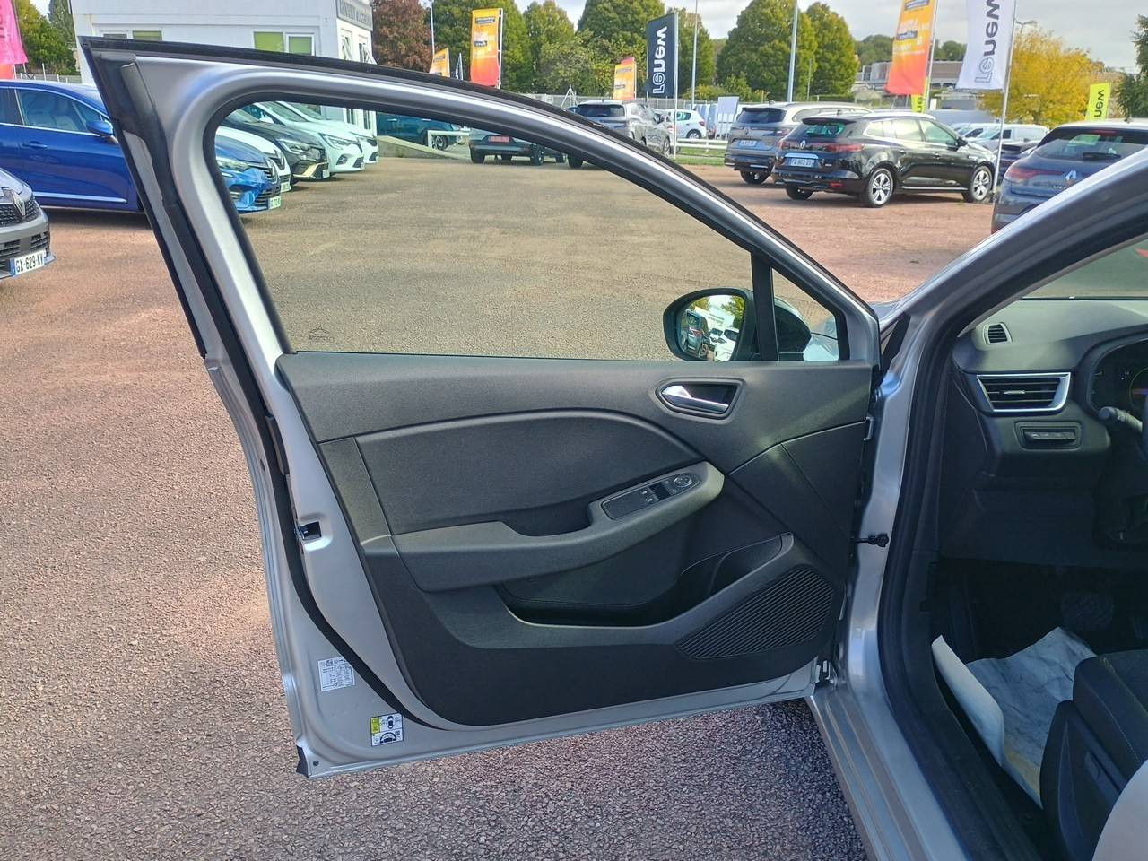 Vente en ligne Renault Clio 5 Clio E-Tech full hybrid 145 au prix de 17 990 €