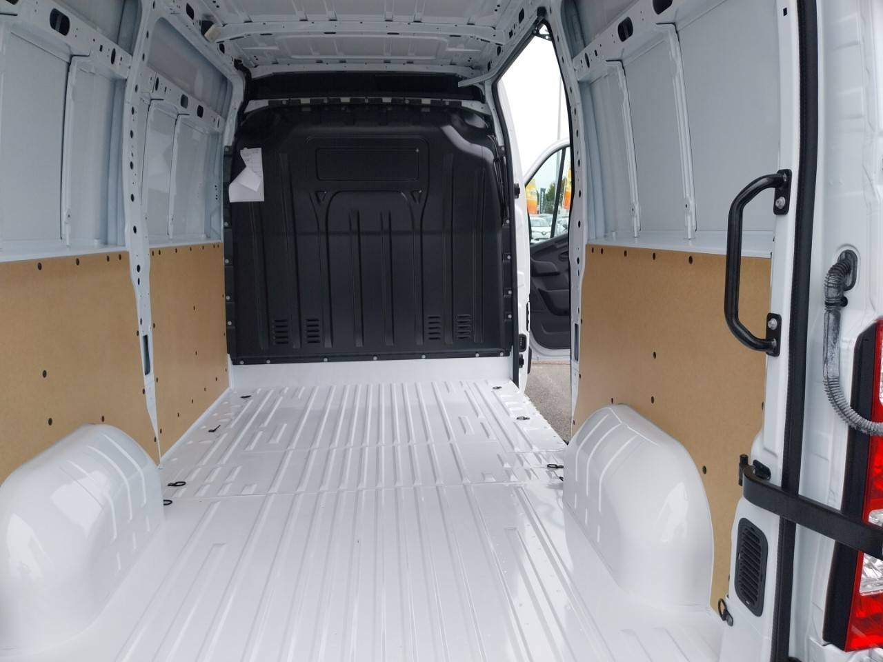 Vente en ligne Renault Master Fourgon MASTER FGN TRAC F3300 L2H2 BLUE DCI 135 au prix de 27 990 €