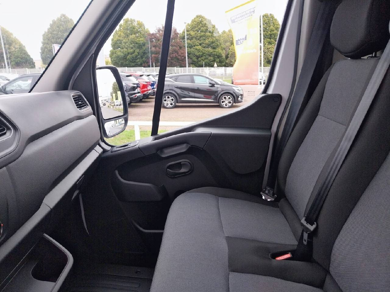 Vente en ligne Renault Master Fourgon MASTER FGN TRAC F3300 L2H2 BLUE DCI 135 au prix de 27 990 €