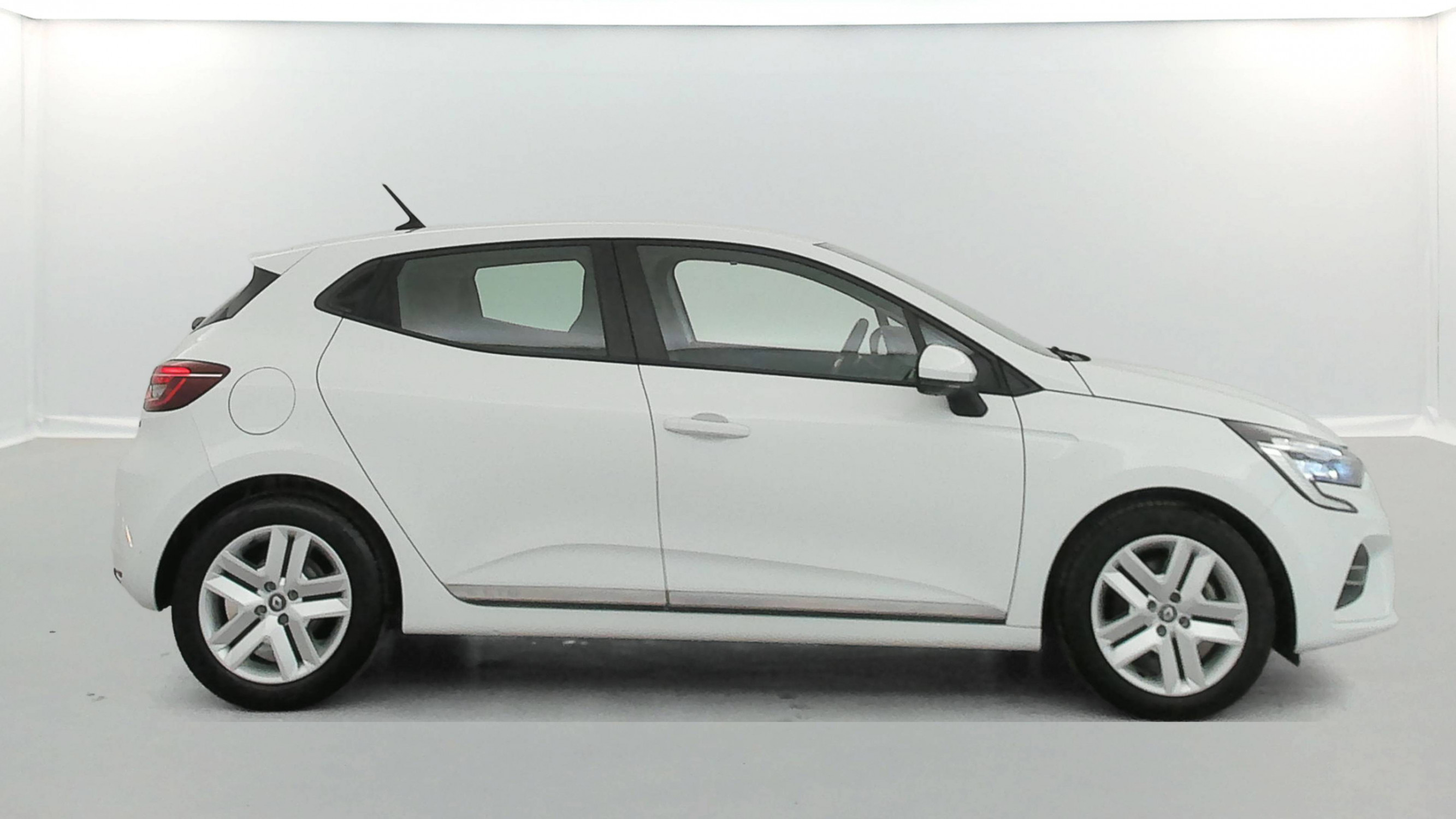 Vente en ligne Renault Clio 5 Clio E-Tech 140 - 21N au prix de 14 990 €