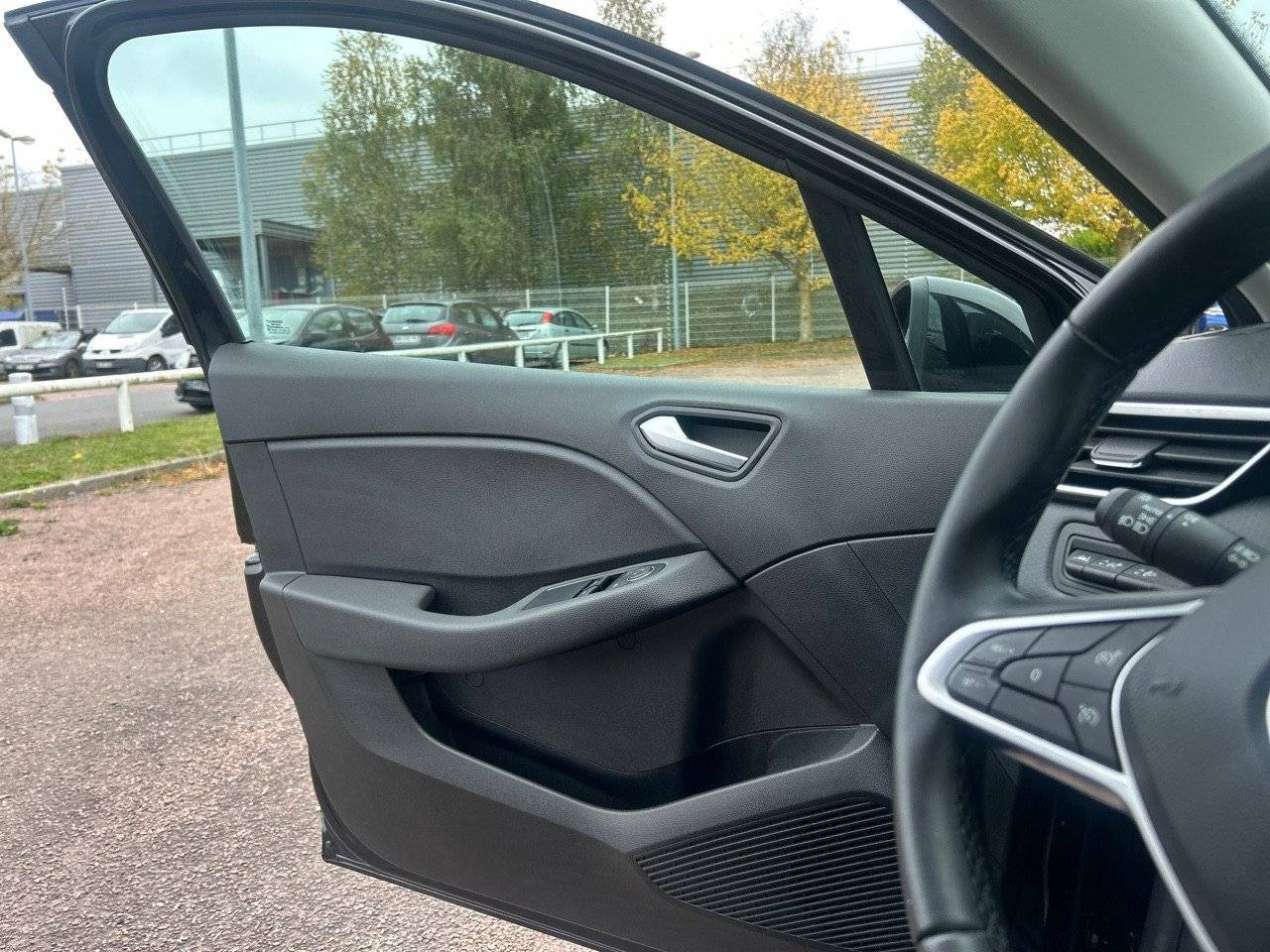 Vente en ligne Renault Clio 5 Clio E-Tech 140 - 21N au prix de 15 990 €