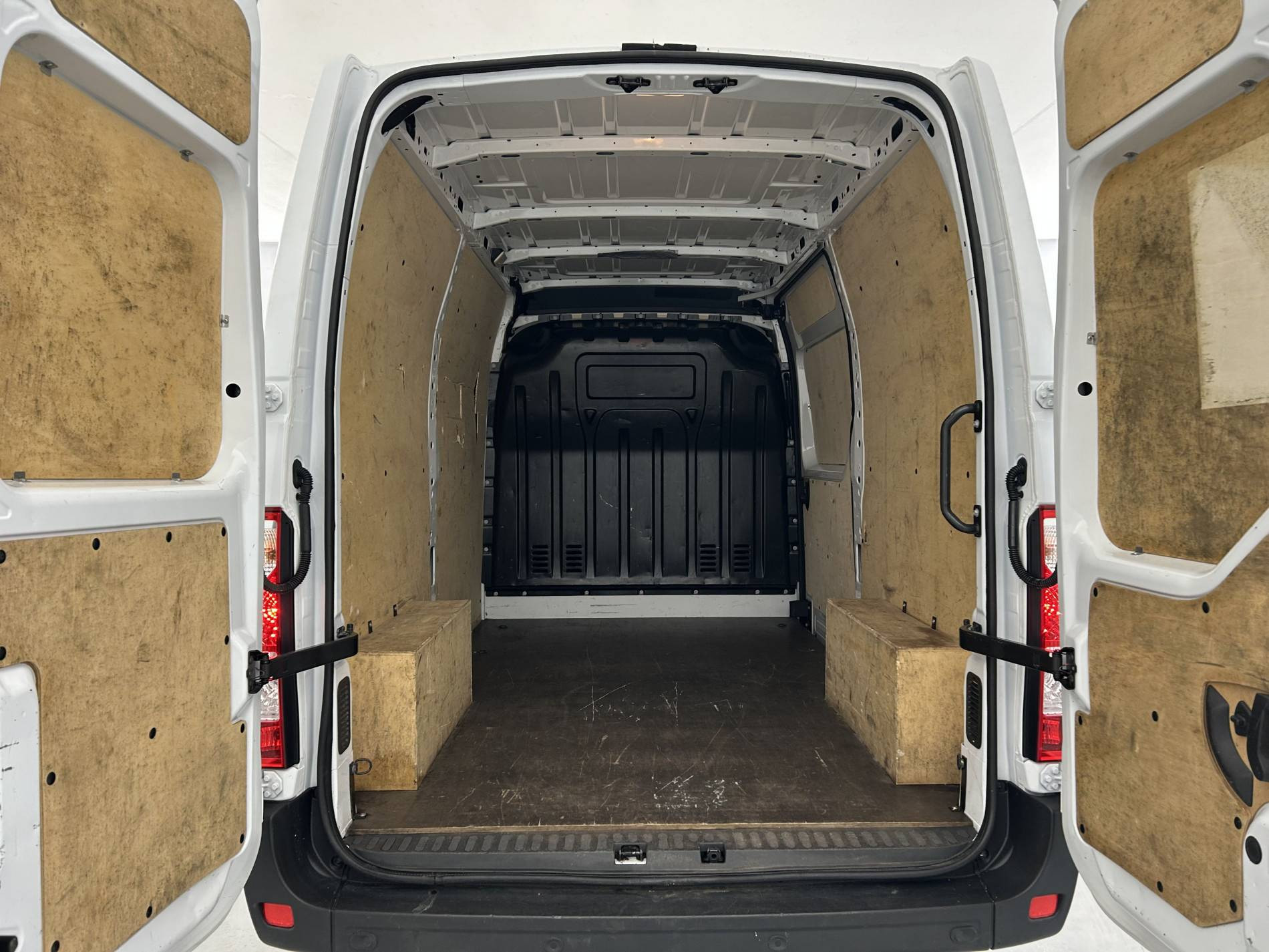 Vente en ligne Renault Master Fourgon MASTER FGN TRAC F3500 L2H2 BLUE DCI 135 au prix de 26 990 €