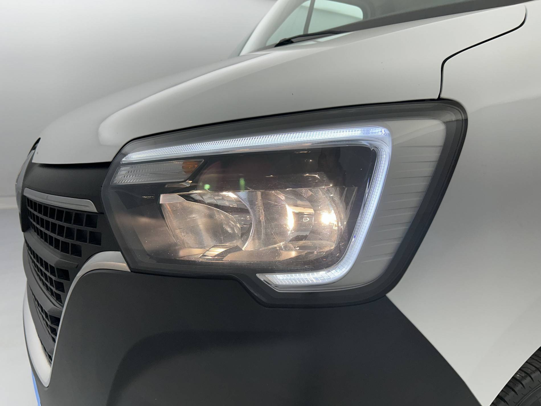 Vente en ligne Renault Master Fourgon MASTER FGN TRAC F3500 L2H2 BLUE DCI 135 au prix de 26 990 €