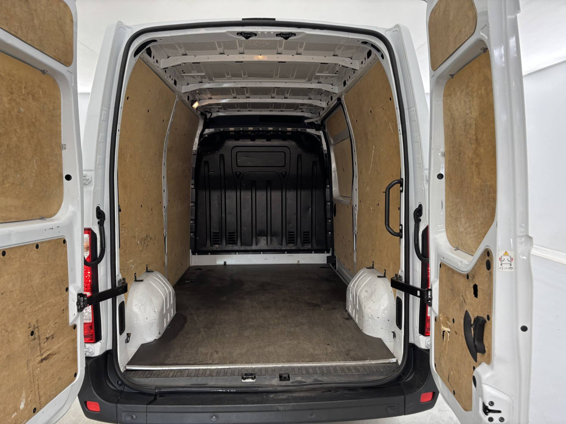 Vente en ligne Renault Master Fourgon MASTER FGN TRAC F3500 L2H2 DCI 135 au prix de 18 990 €