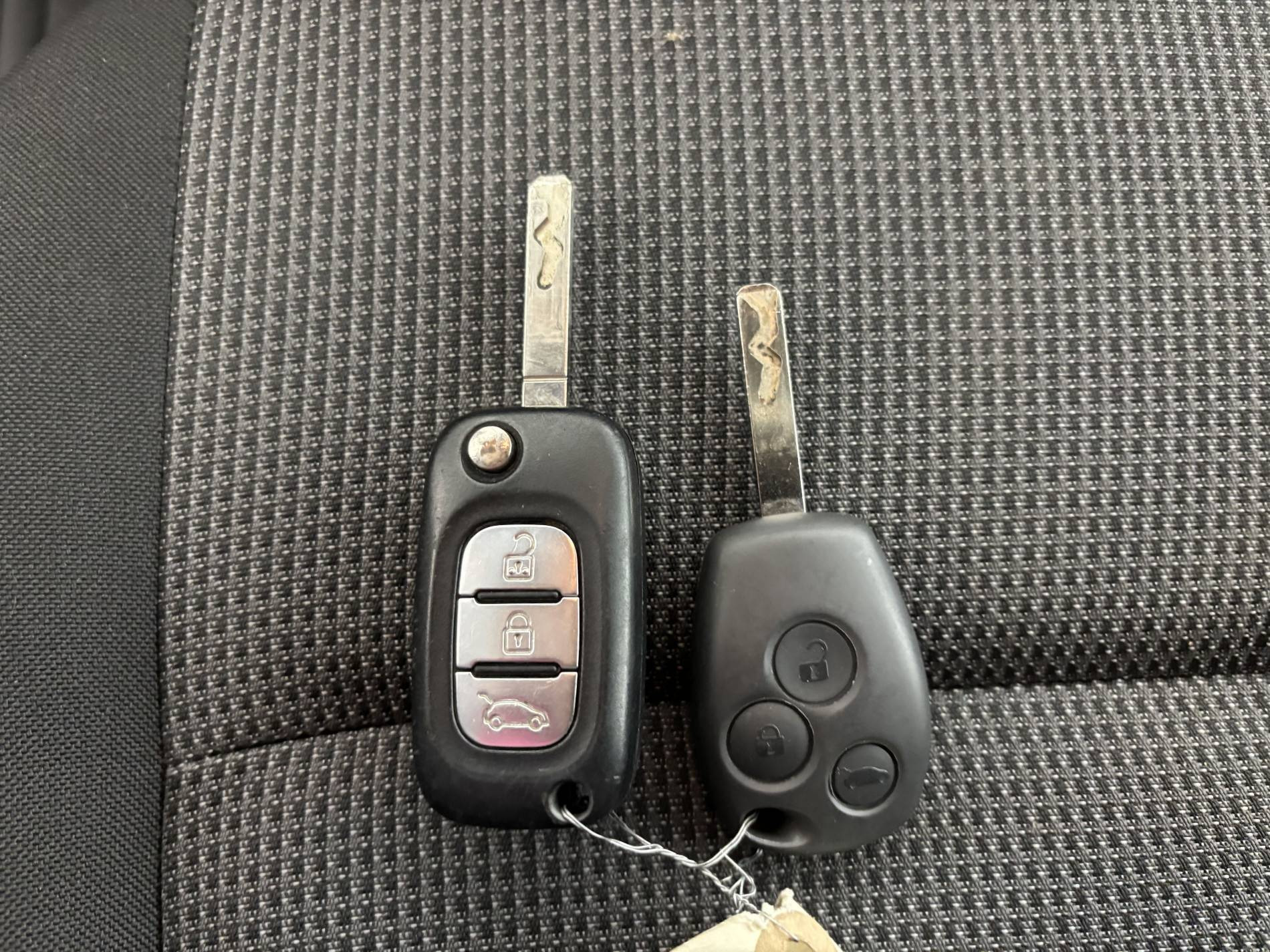 Vente en ligne Renault Master Fourgon MASTER FGN TRAC F3500 L2H2 DCI 135 au prix de 18 990 €