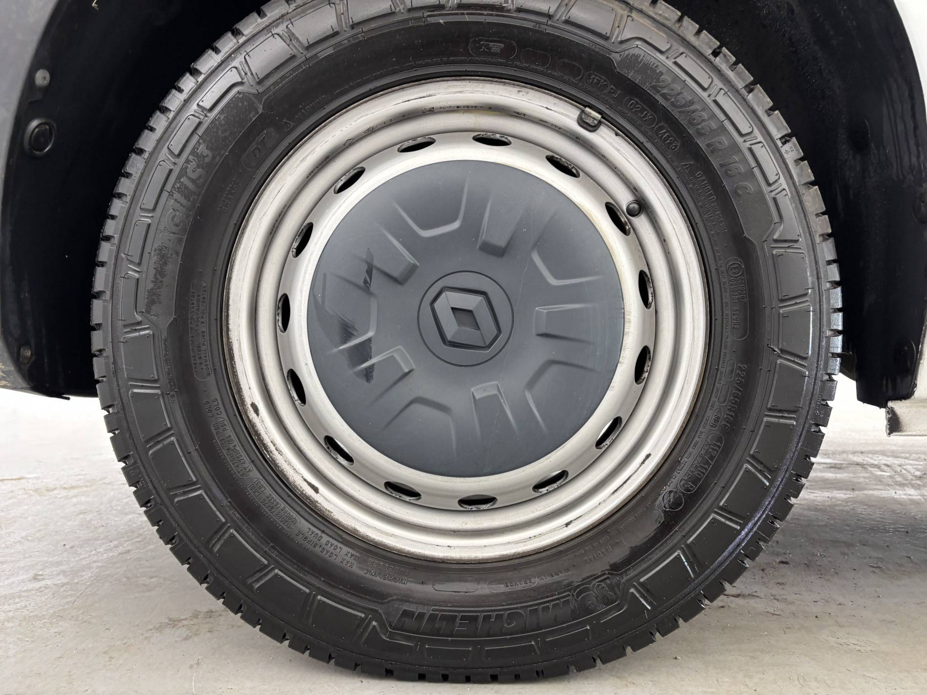 Vente en ligne Renault Master Fourgon MASTER FGN TRAC F3500 L2H2 DCI 135 au prix de 18 990 €