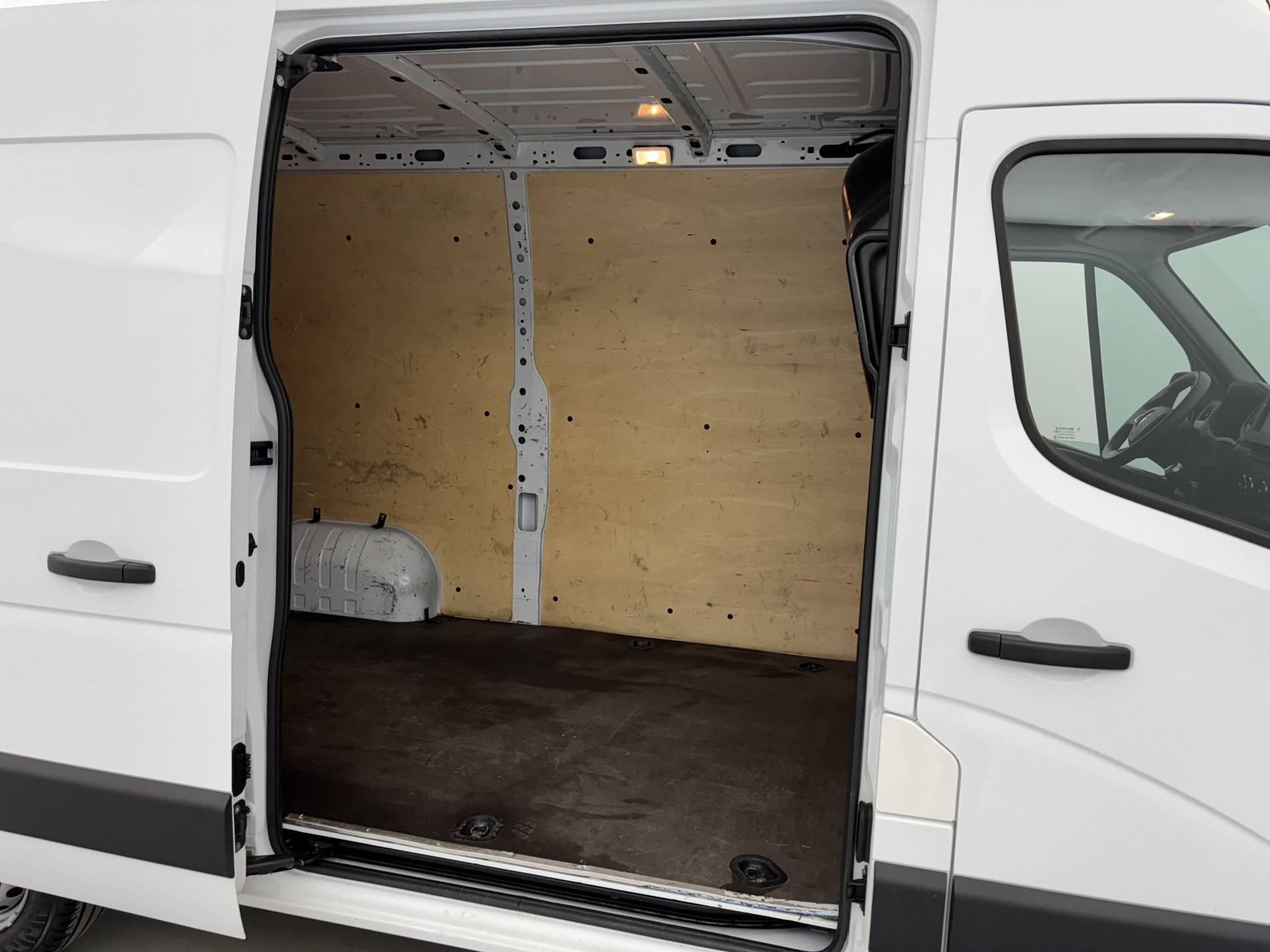 Vente en ligne Renault Master Fourgon MASTER FGN TRAC F3500 L2H2 DCI 135 au prix de 18 990 €