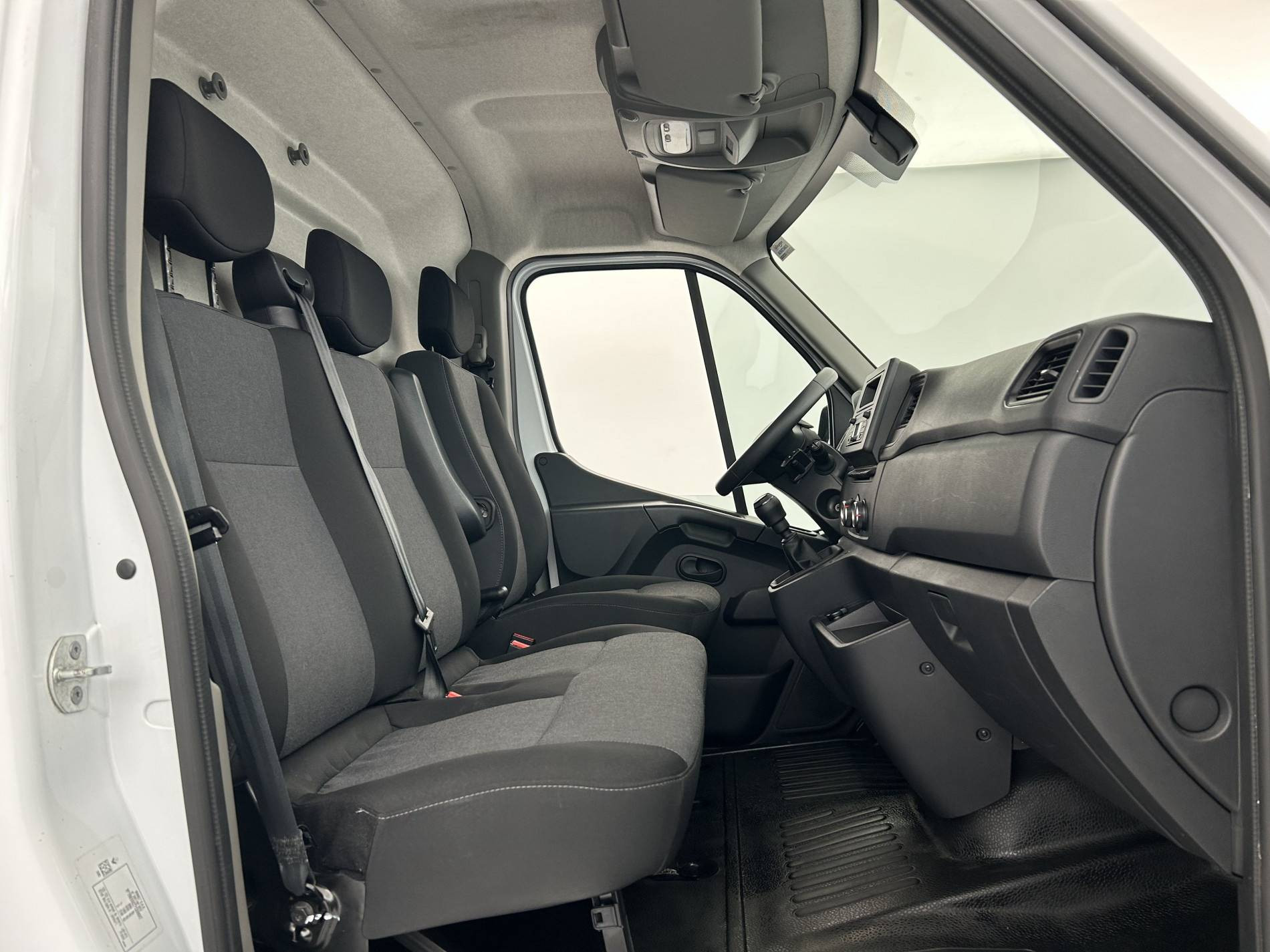 Vente en ligne Renault Master Fourgon MASTER FGN TRAC F3500 L2H2 BLUE DCI 135 au prix de 26 990 €