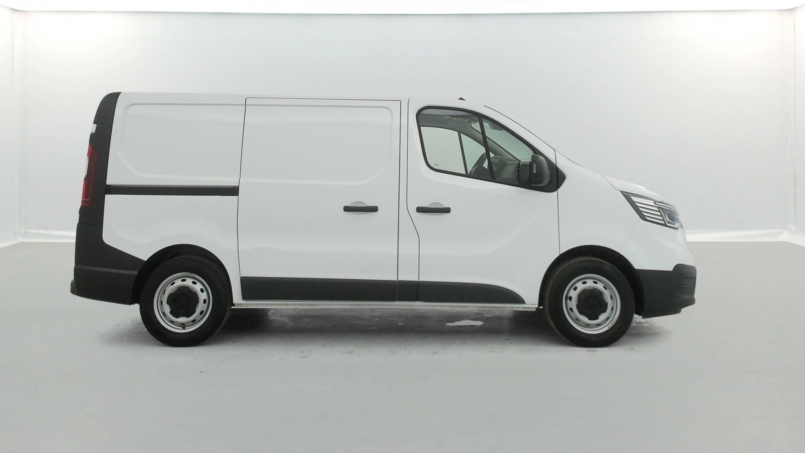 Vente en ligne Renault Trafic 3 Fourgon TRAFIC FGN L1H1 3000 KG BLUE DCI 130 au prix de 23 990 €