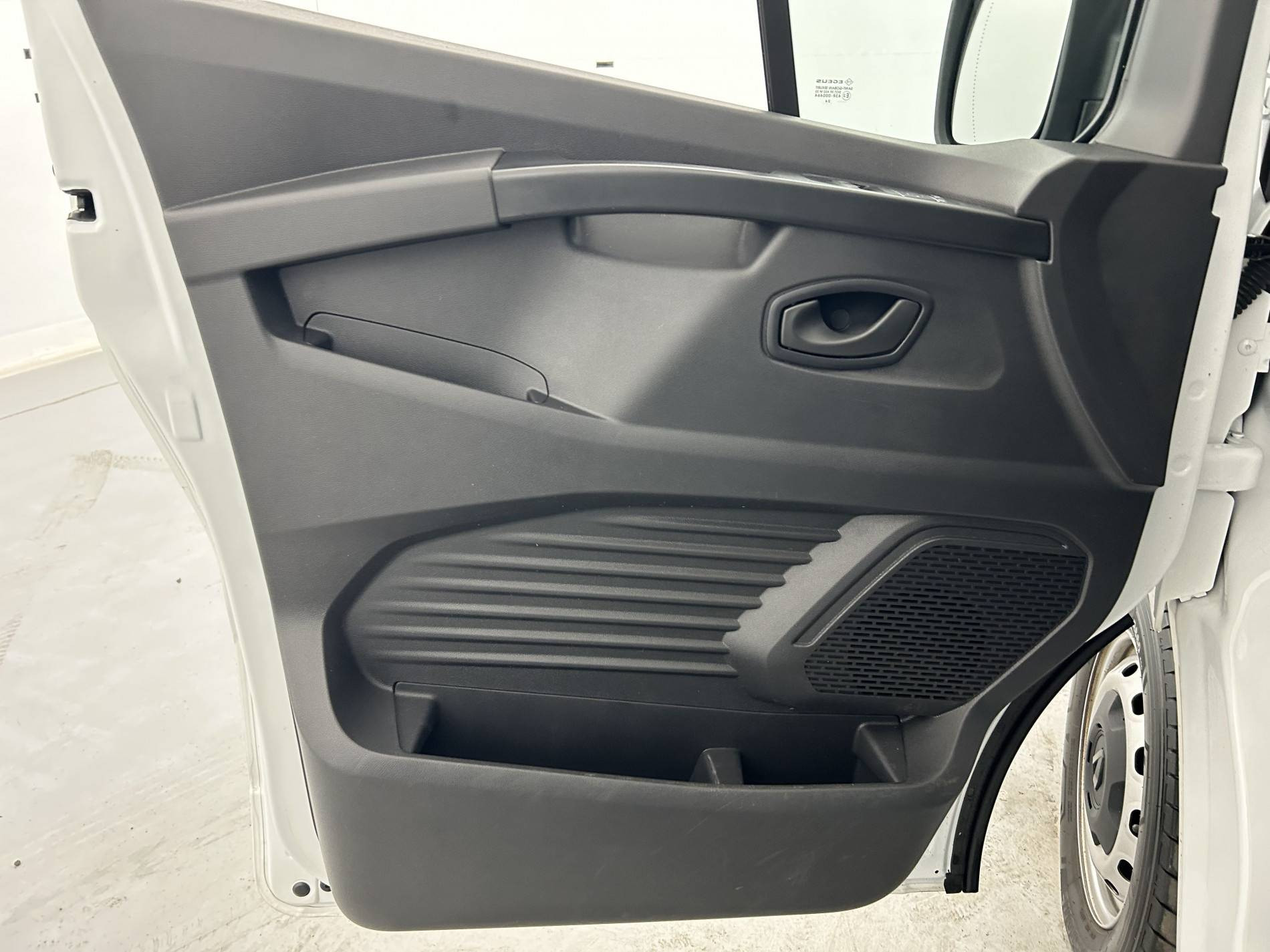 Vente en ligne Renault Trafic 3 Fourgon TRAFIC FGN L1H1 3T BLUE DCI 130 GSR2 au prix de 24 490 €