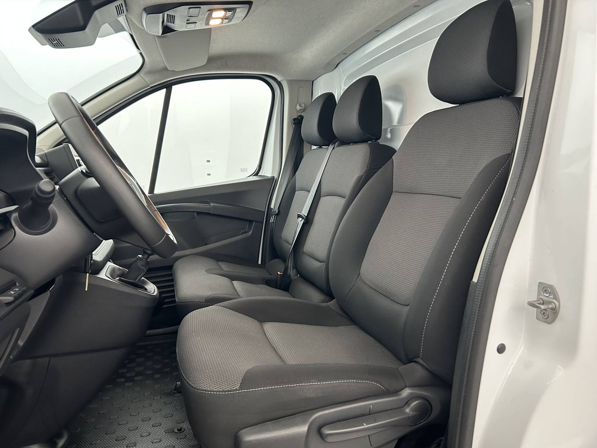 Vente en ligne Renault Trafic 3 Fourgon TRAFIC FGN L1H1 3T BLUE DCI 130 GSR2 au prix de 24 490 €