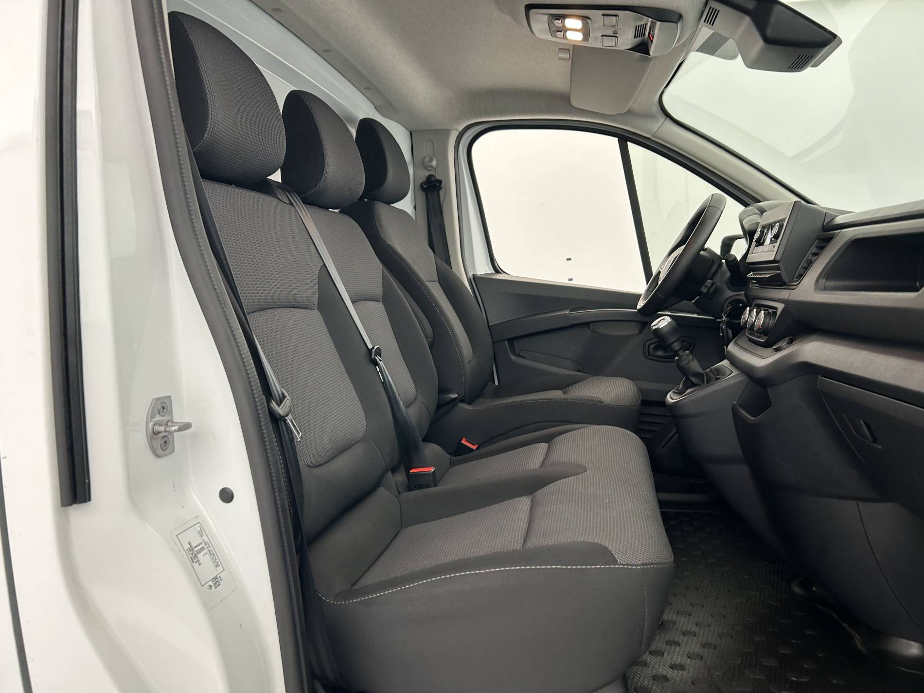 Vente en ligne Renault Trafic 3 Fourgon TRAFIC FGN L1H1 3T BLUE DCI 130 GSR2 au prix de 24 490 €