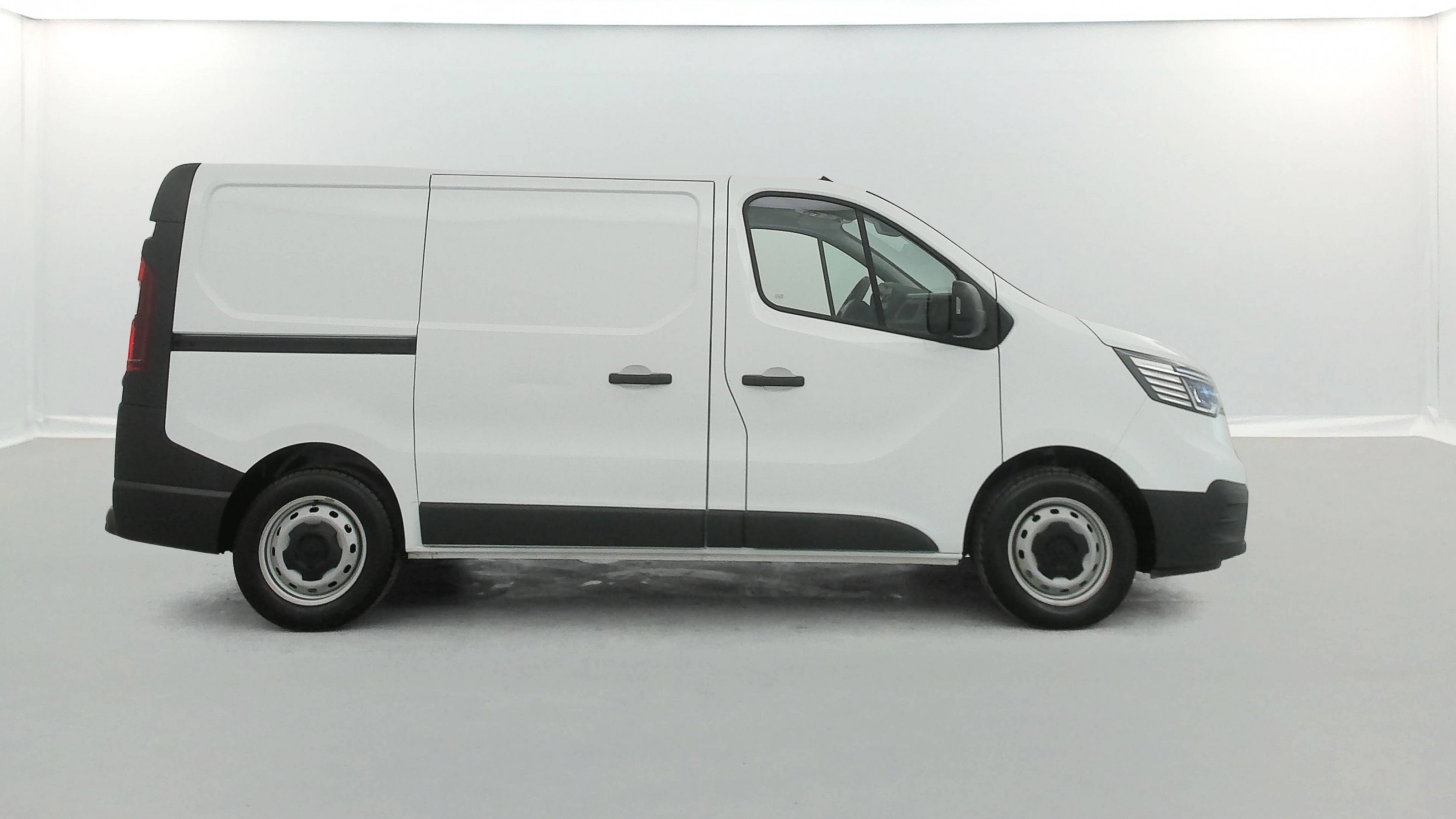 Vente en ligne Renault Trafic 3 Fourgon TRAFIC FGN L1H1 3T BLUE DCI 130 GSR2 au prix de 24 490 €