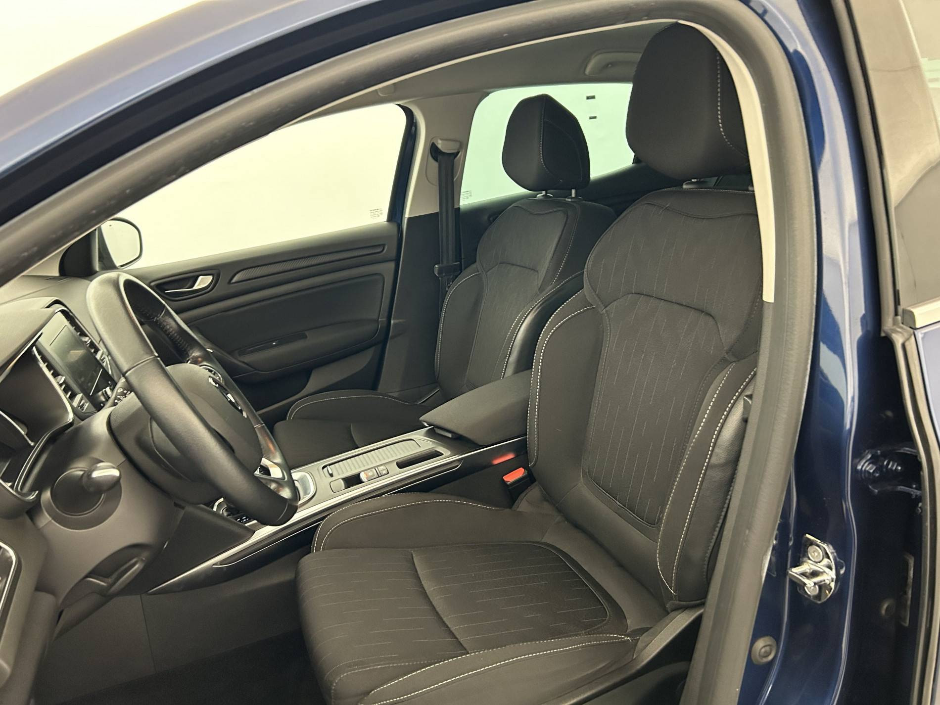 Vente en ligne Renault Megane 4 Mégane IV Berline TCe 140 EDC FAP au prix de 16 990 €