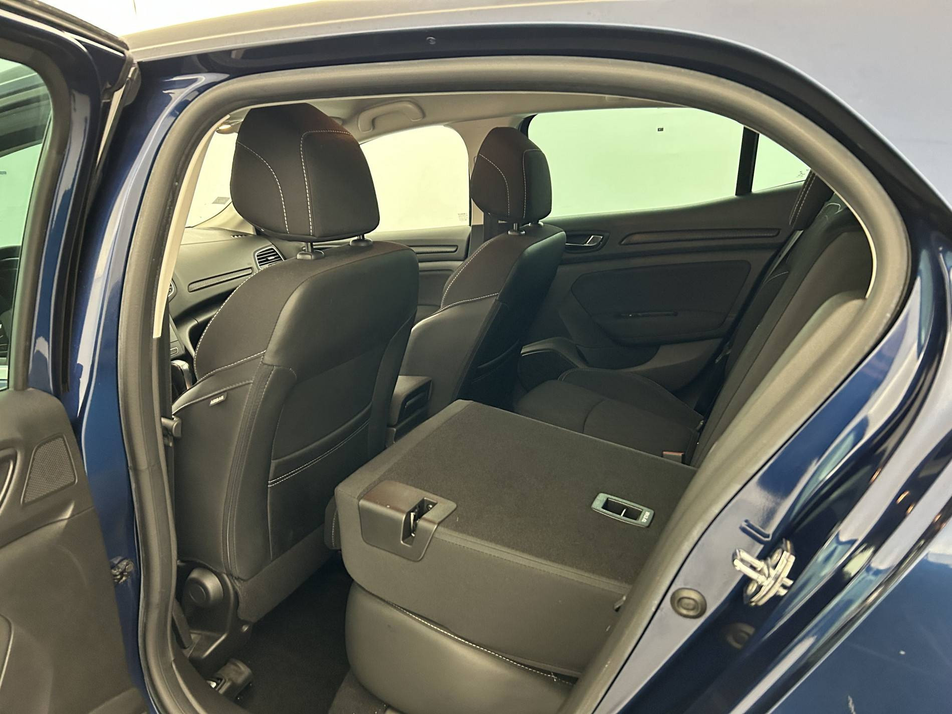 Vente en ligne Renault Megane 4 Mégane IV Berline TCe 140 EDC FAP au prix de 16 990 €