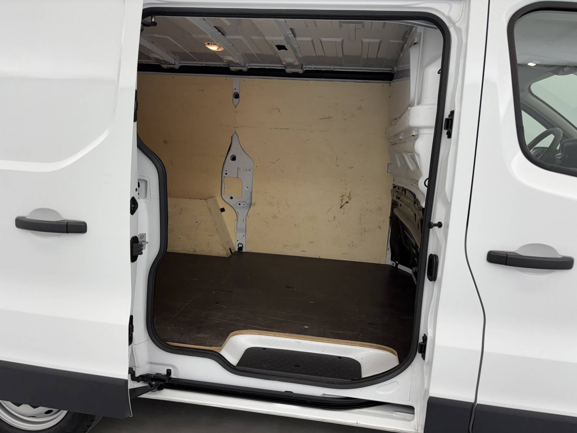 Vente en ligne Renault Trafic 3 Fourgon TRAFIC FGN L1H1 3000 KG BLUE DCI 130 au prix de 19 990 €