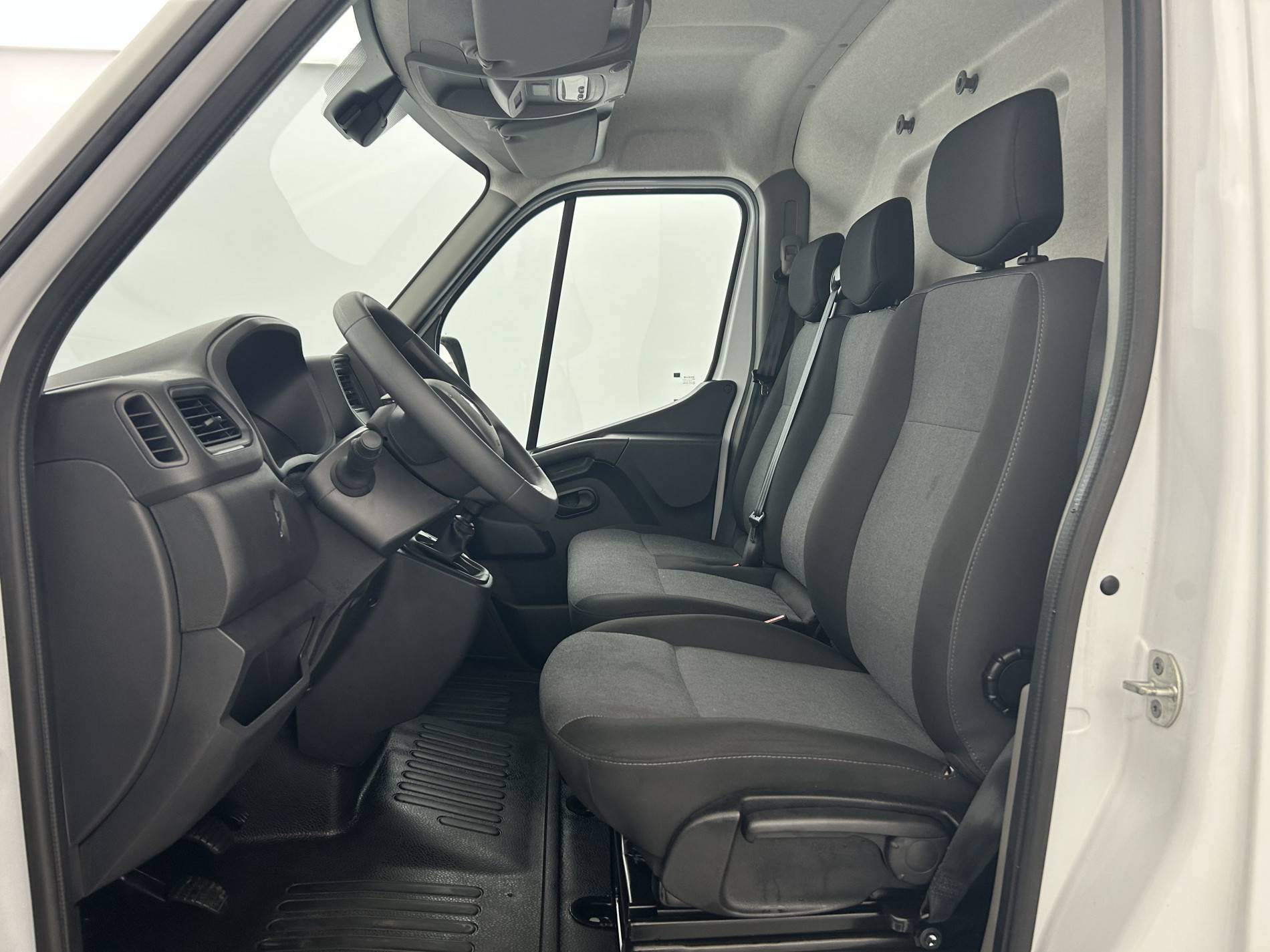Vente en ligne Renault Master Fourgon MASTER FGN TRAC F3500 L2H2 BLUE DCI 135 au prix de 26 990 €