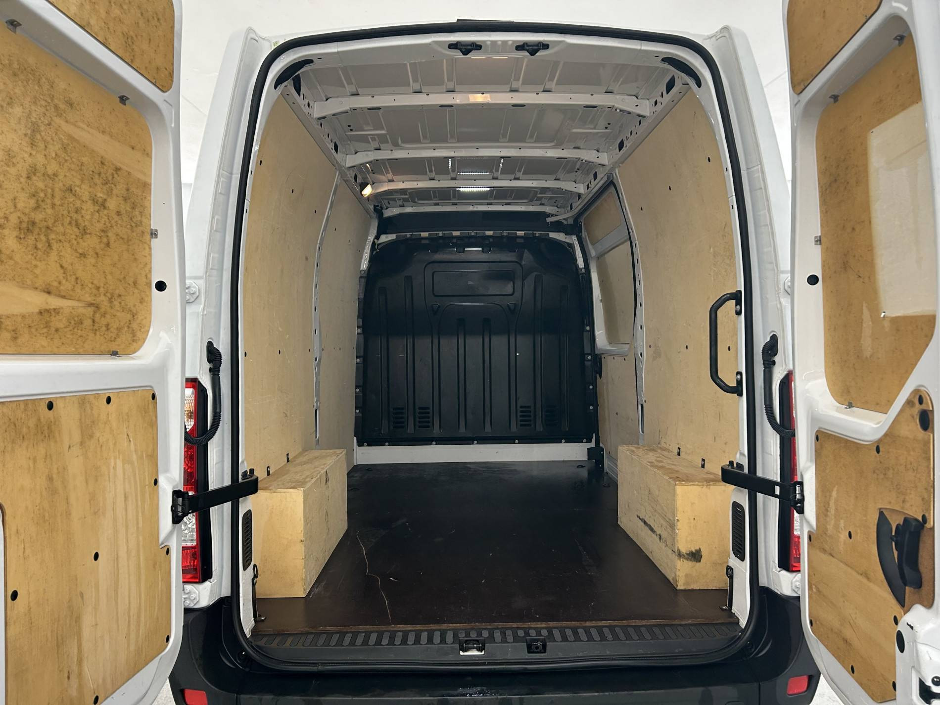 Vente en ligne Renault Master Fourgon MASTER FGN TRAC F3500 L2H2 BLUE DCI 135 au prix de 26 990 €