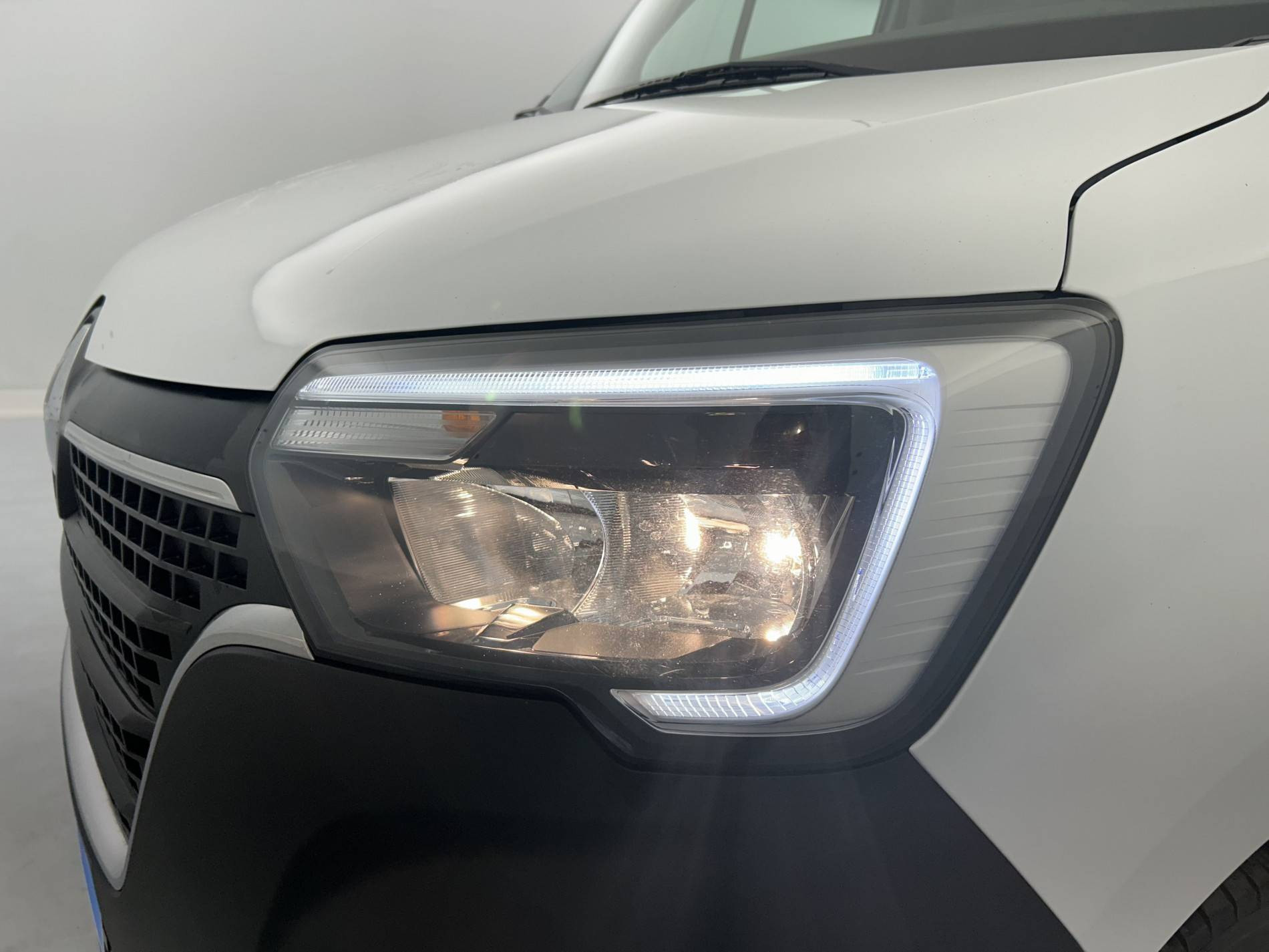 Vente en ligne Renault Master Fourgon MASTER FGN TRAC F3500 L2H2 BLUE DCI 135 au prix de 26 990 €