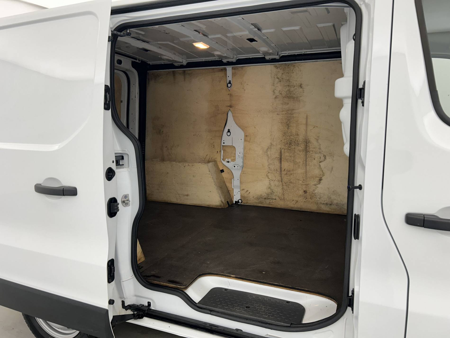 Vente en ligne Renault Trafic 3 Fourgon TRAFIC FGN L1H1 3T BLUE DCI 130 GSR2 au prix de 23 990 €