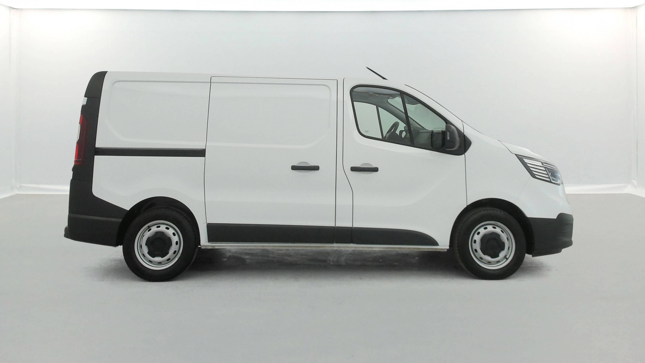 Vente en ligne Renault Trafic 3 Fourgon TRAFIC FGN L1H1 3T BLUE DCI 130 GSR2 au prix de 23 990 €