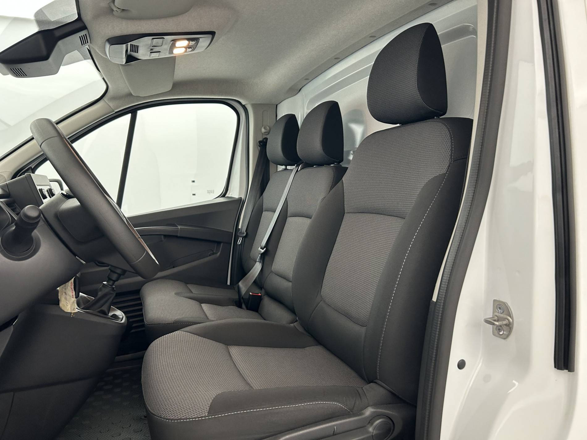 Vente en ligne Renault Trafic 3 Fourgon TRAFIC FGN L1H1 3T BLUE DCI 130 GSR2 au prix de 23 990 €