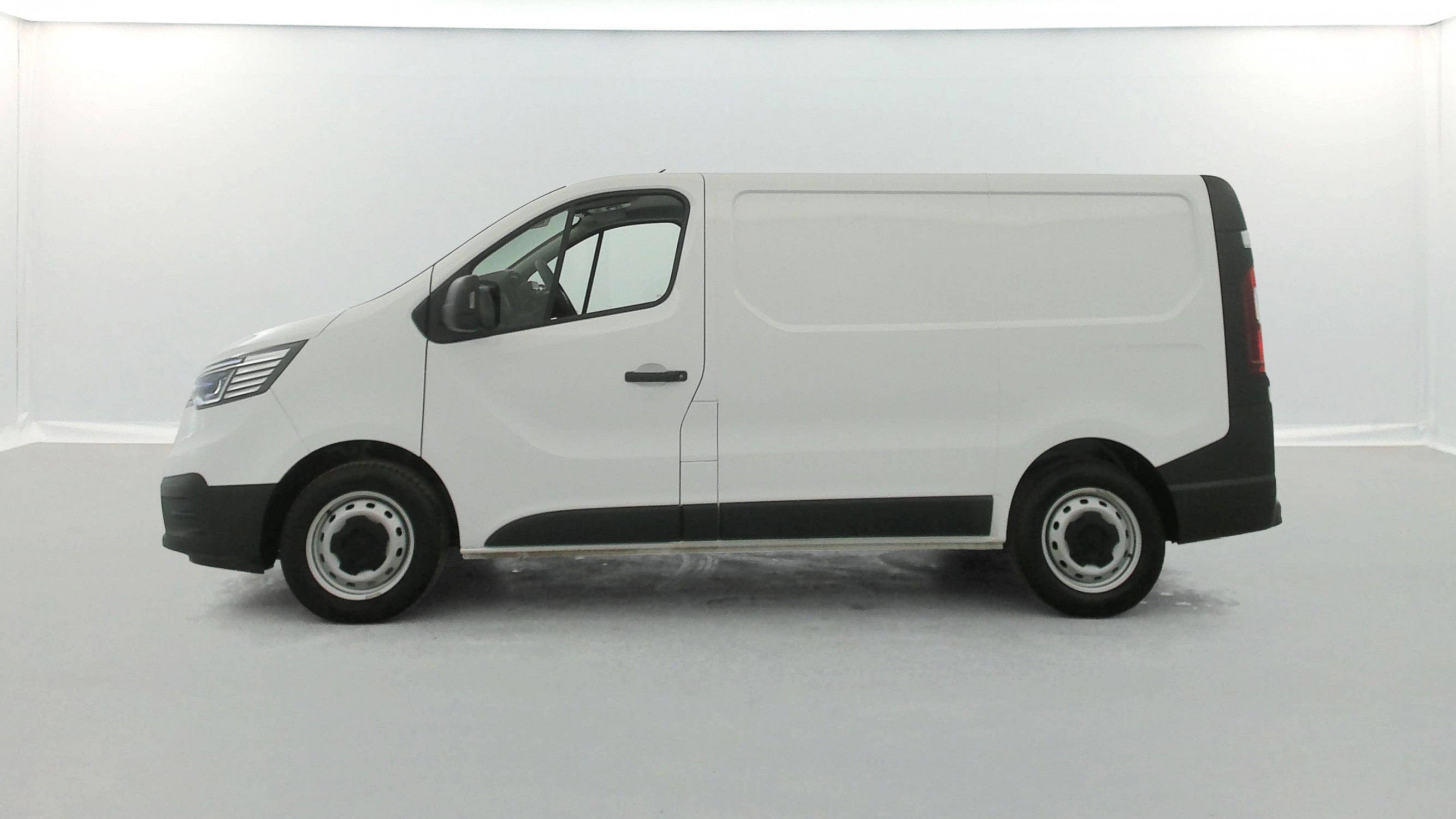 Vente en ligne Renault Trafic 3 Fourgon TRAFIC FGN L1H1 3T BLUE DCI 130 GSR2 au prix de 23 990 €