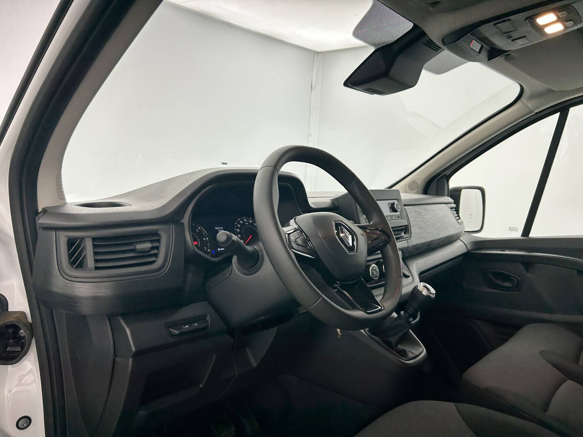 Vente en ligne Renault Trafic 3 Fourgon TRAFIC FGN L1H1 3T BLUE DCI 130 GSR2 au prix de 23 990 €