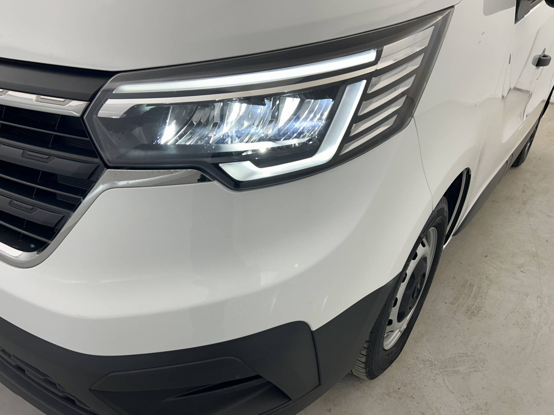 Vente en ligne Renault Trafic 3 Fourgon TRAFIC FGN L1H1 3T BLUE DCI 130 GSR2 au prix de 23 990 €