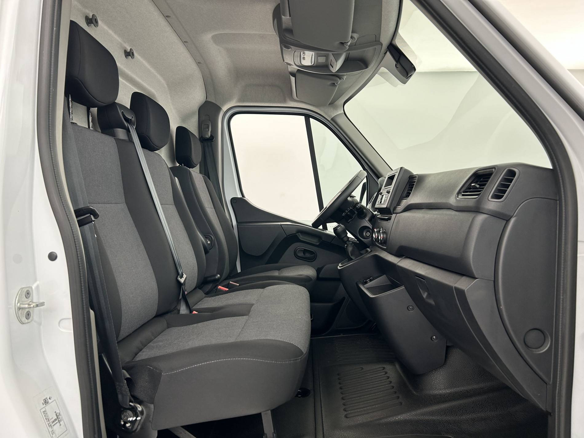 Vente en ligne Renault Master Fourgon MASTER FGN TRAC F3500 L2H2 BLUE DCI 135 au prix de 25 990 €