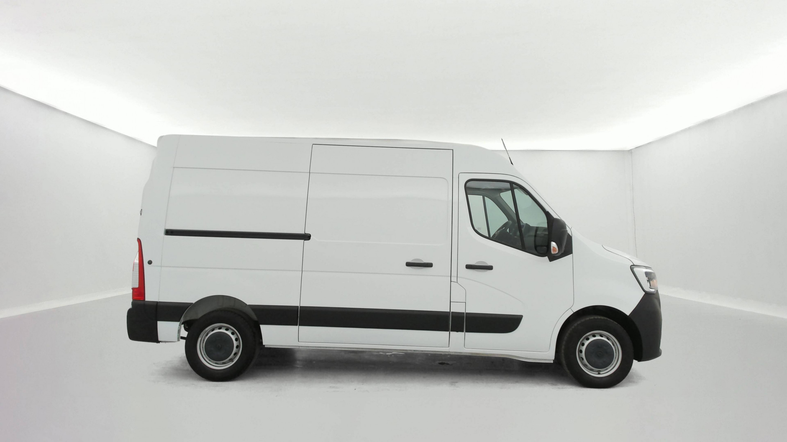 Vente en ligne Renault Master Fourgon MASTER FGN TRAC F3500 L2H2 BLUE DCI 135 au prix de 25 990 €