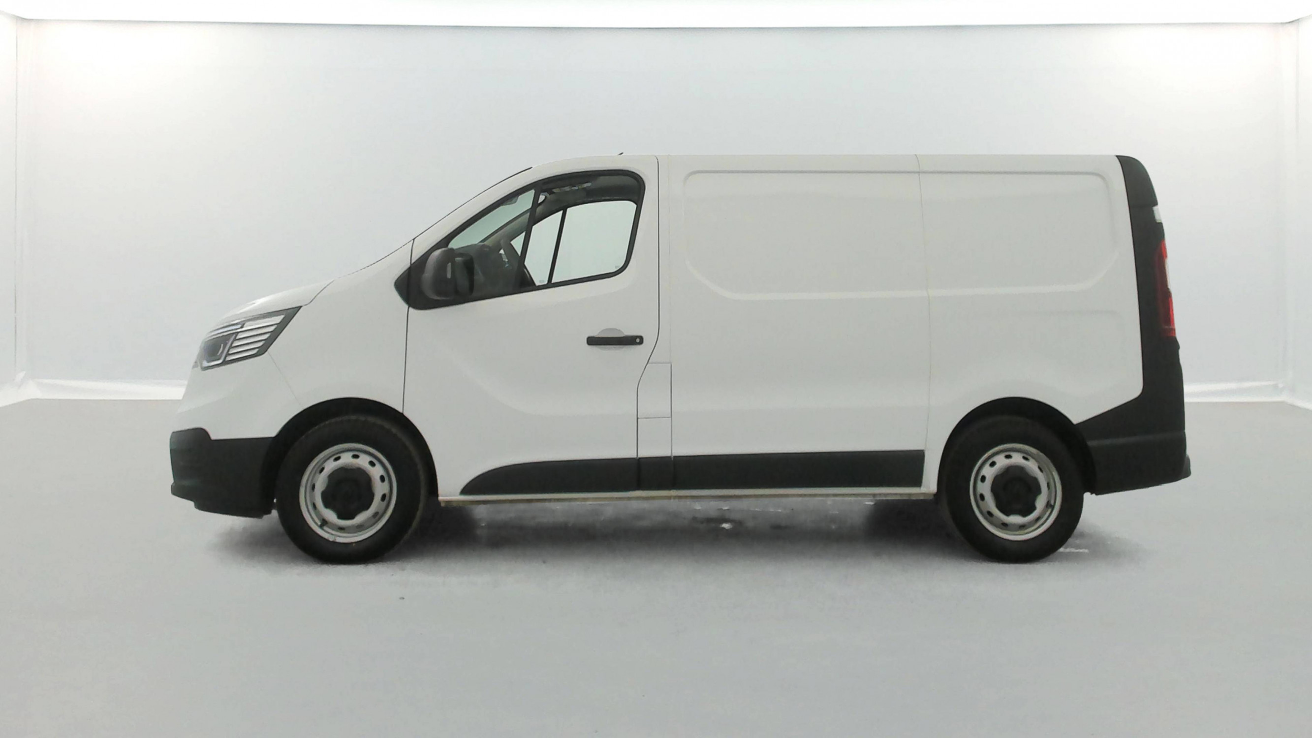 Vente en ligne Renault Trafic 3 Fourgon TRAFIC FGN L1H1 3000 KG BLUE DCI 130 au prix de 19 390 €