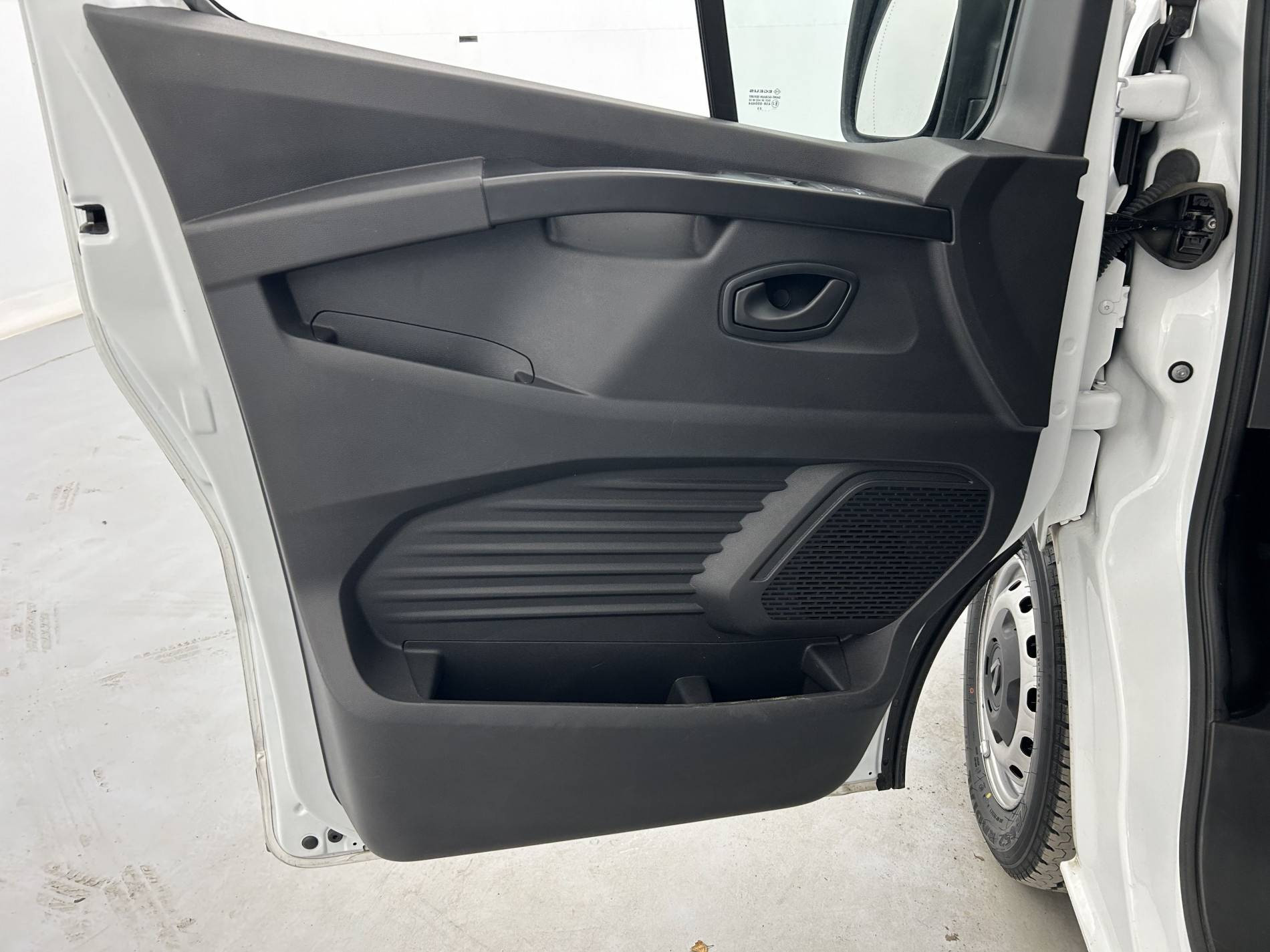 Vente en ligne Renault Trafic 3 Fourgon TRAFIC FGN L1H1 3000 KG BLUE DCI 130 au prix de 19 390 €