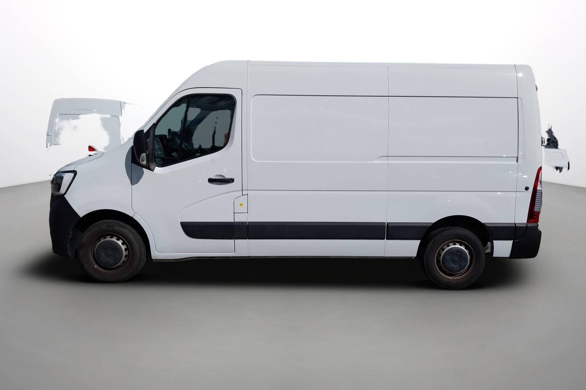 Vente en ligne Renault Master Fourgon MASTER FGN TRAC F3500 L2H2 BLUE DCI 135 au prix de 27 590 €