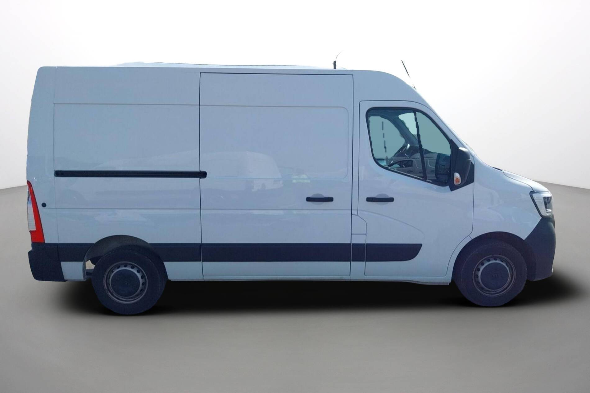 Vente en ligne Renault Master Fourgon MASTER FGN TRAC F3500 L2H2 BLUE DCI 135 au prix de 27 990 €