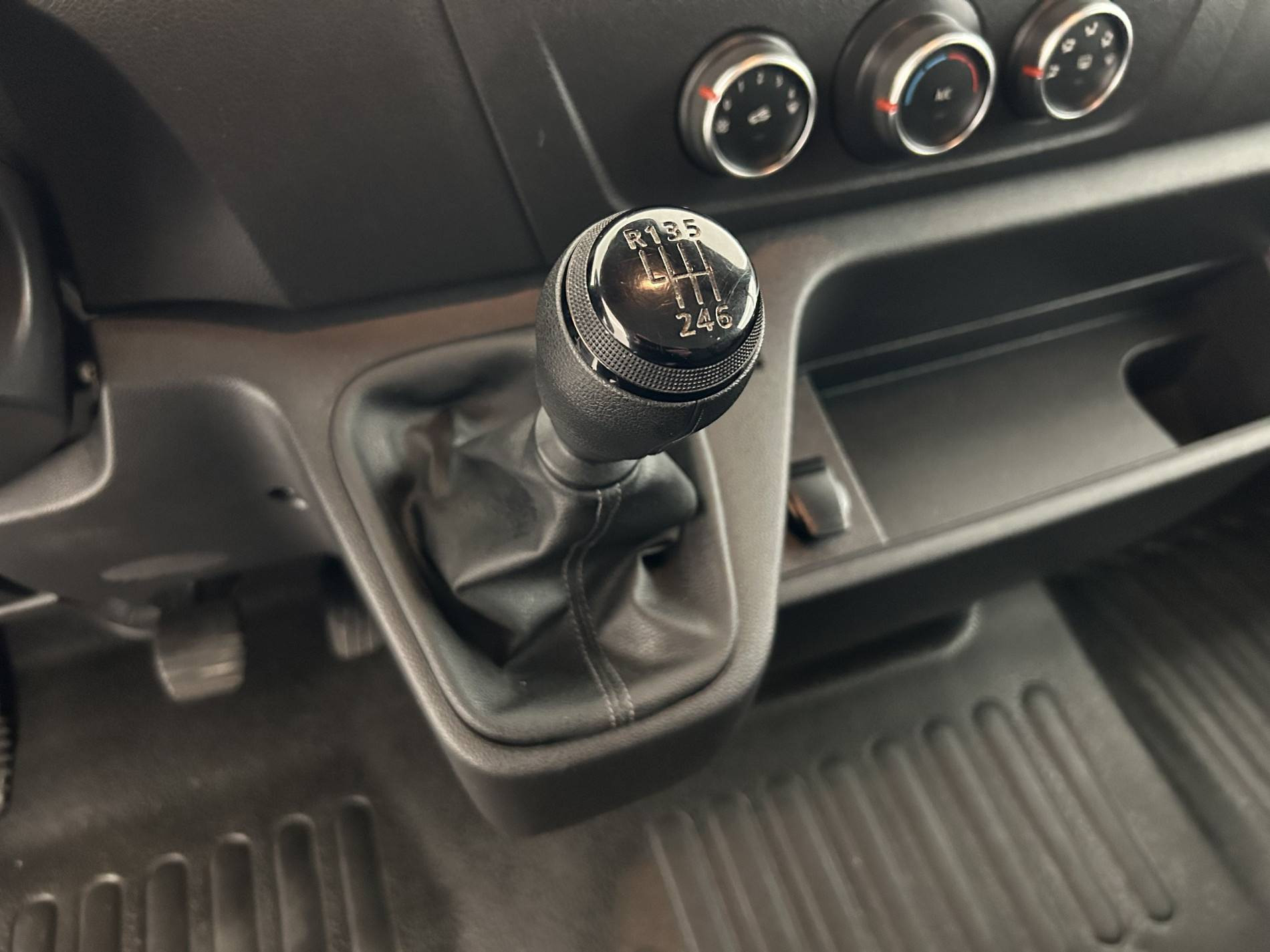 Vente en ligne Renault Master Fourgon MASTER FGN TRAC F3500 L2H2 BLUE DCI 135 au prix de 23 990 €