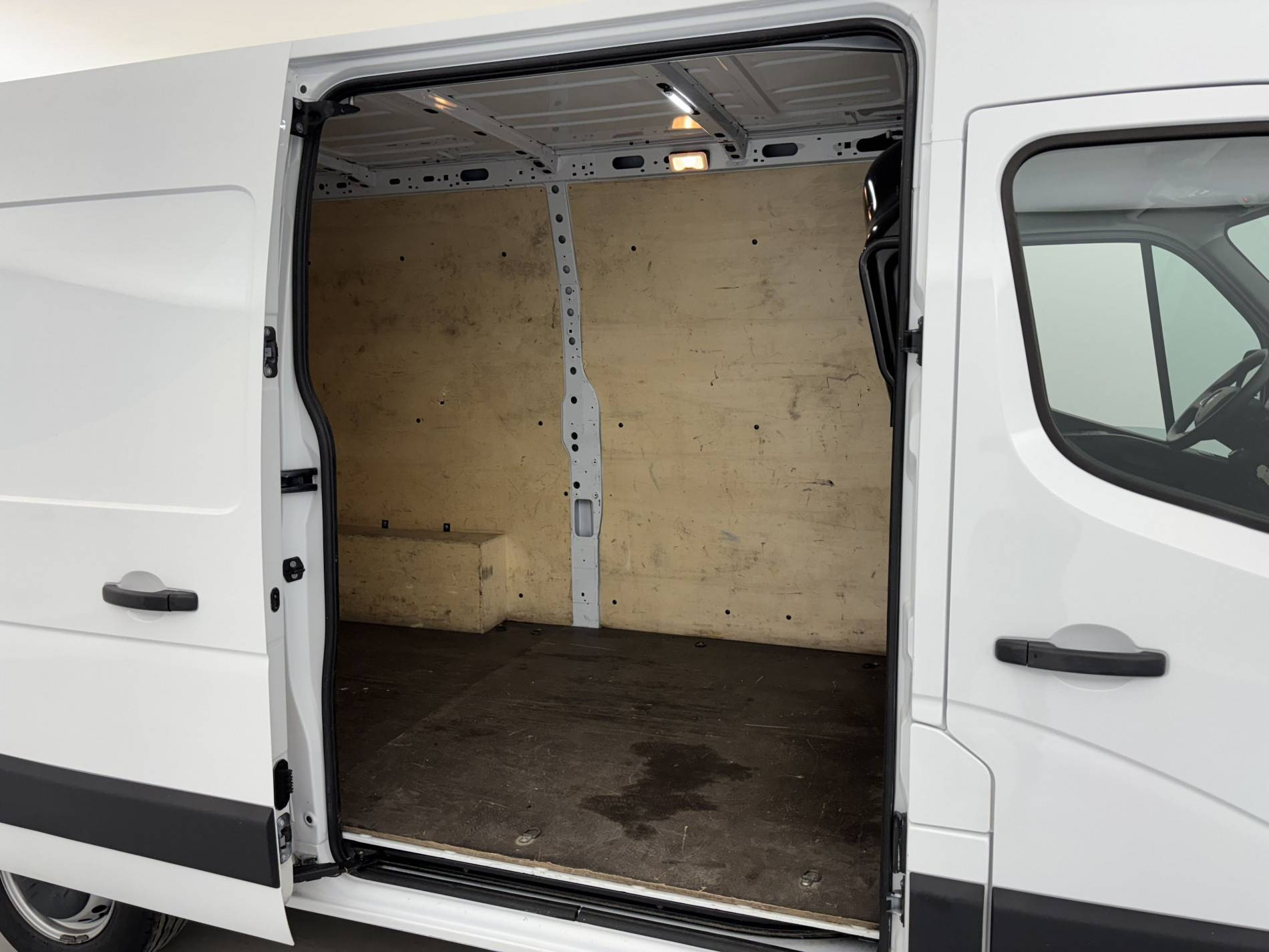 Vente en ligne Renault Master Fourgon MASTER FGN TRAC F3500 L2H2 BLUE DCI 135 au prix de 23 990 €